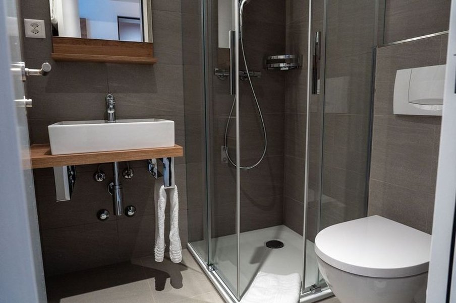 Hotel Kino Bar, Loge AG by null