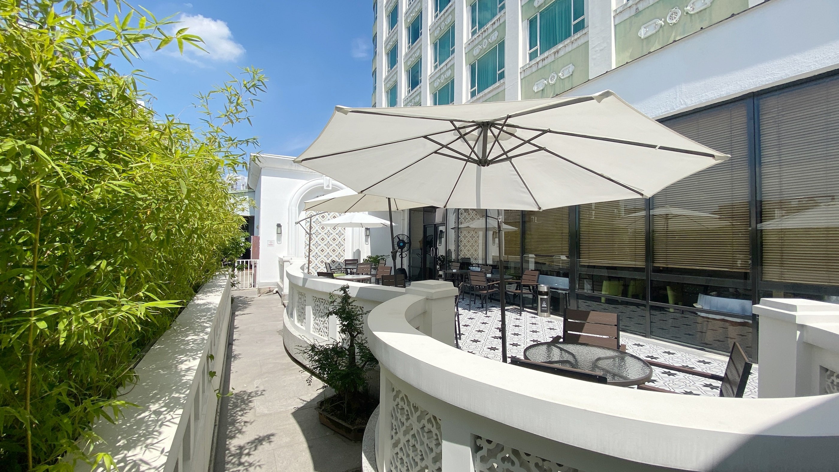 Sunny Holiday Inn by null