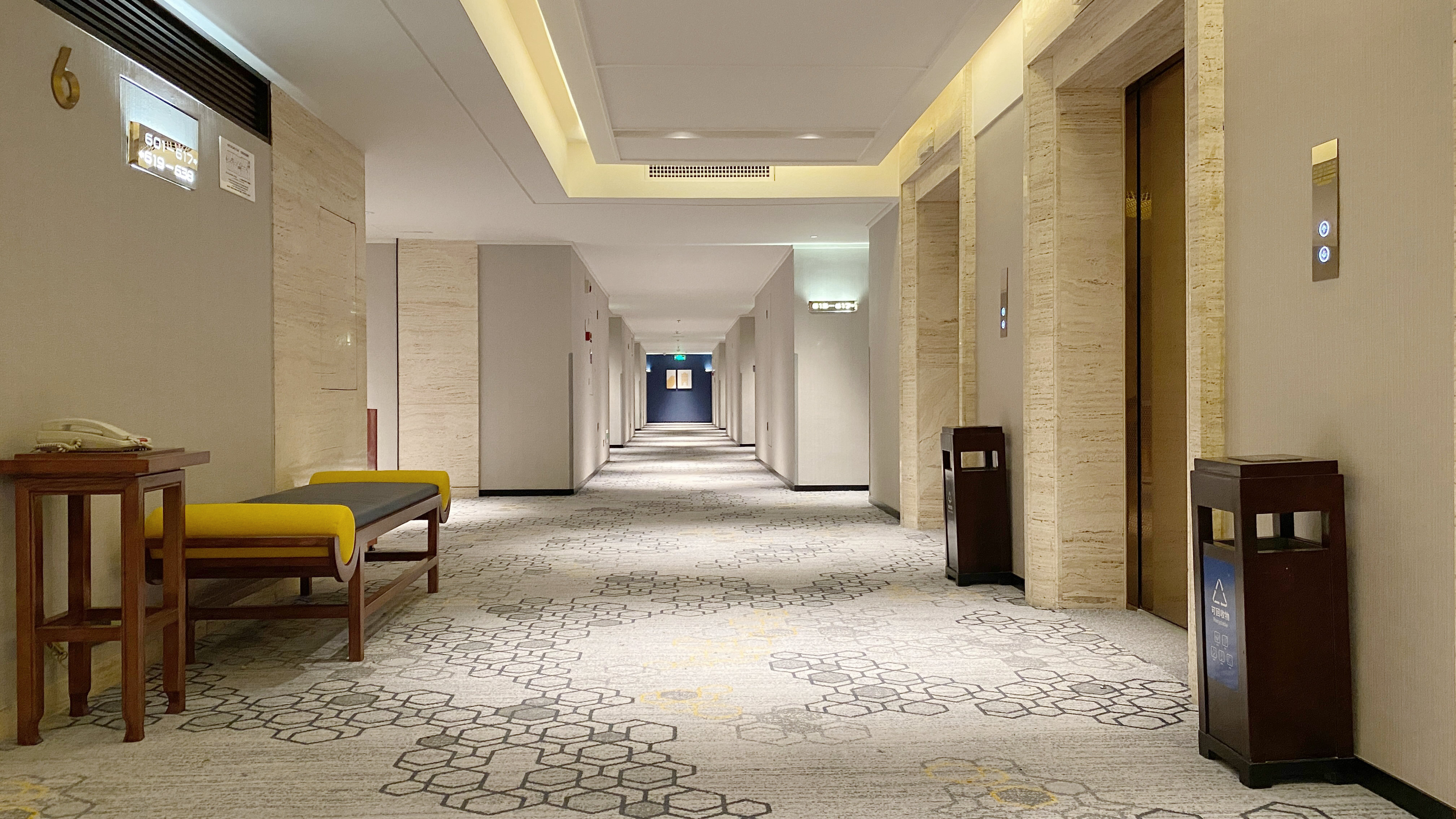 Sunny Holiday Inn by null