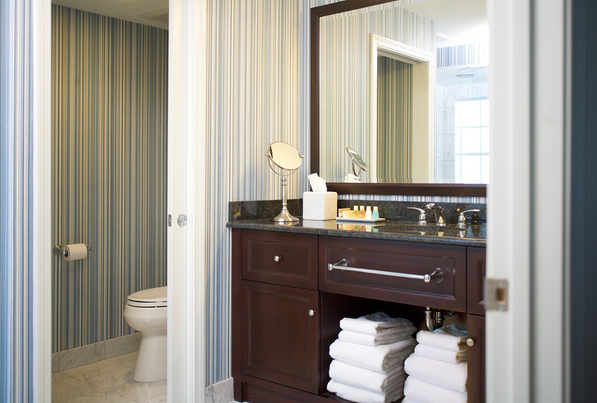 Newport Beach Hotel & Suites by null