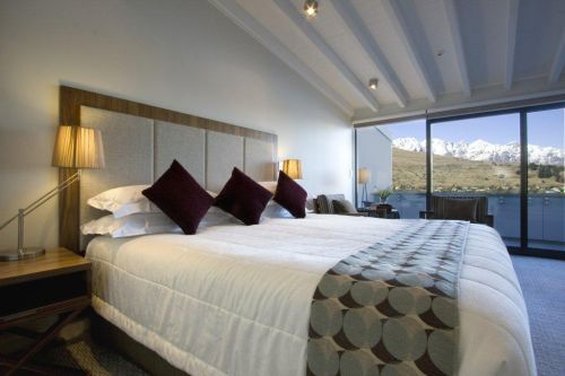 The Rees Hotel, Luxury Apartments & Lakeside Residences by null