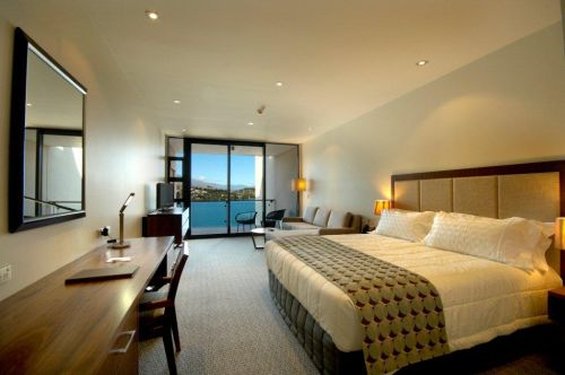 The Rees Hotel, Luxury Apartments & Lakeside Residences by null