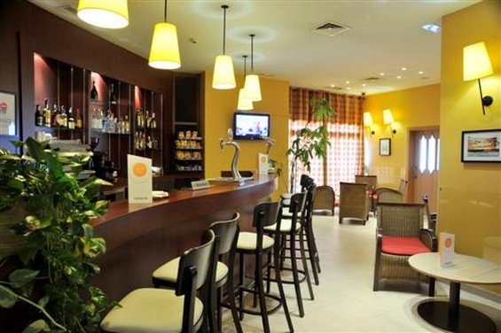 Hotel Travelodge Madrid Alcala de Henares by null