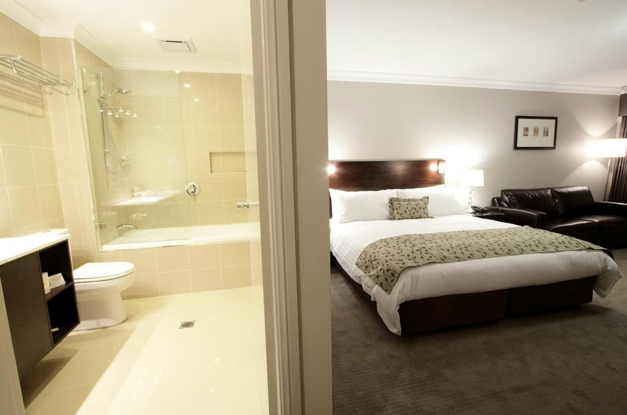 Carlyle Suites & Apartments photo 3
