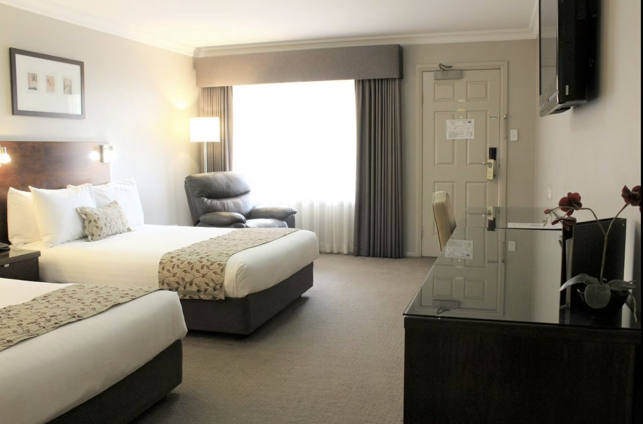 Carlyle Suites & Apartments photo 2