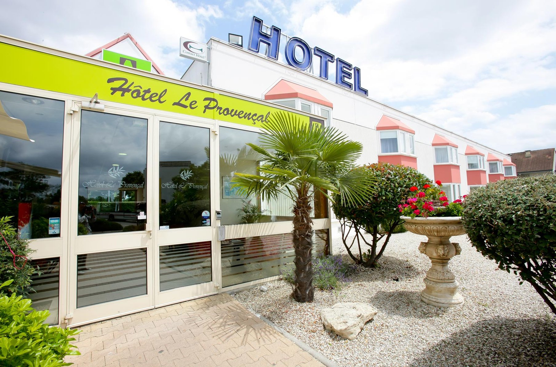 Contact Hôtel- Restaurant le Provençal avec Bornes électriques 22kwh by null