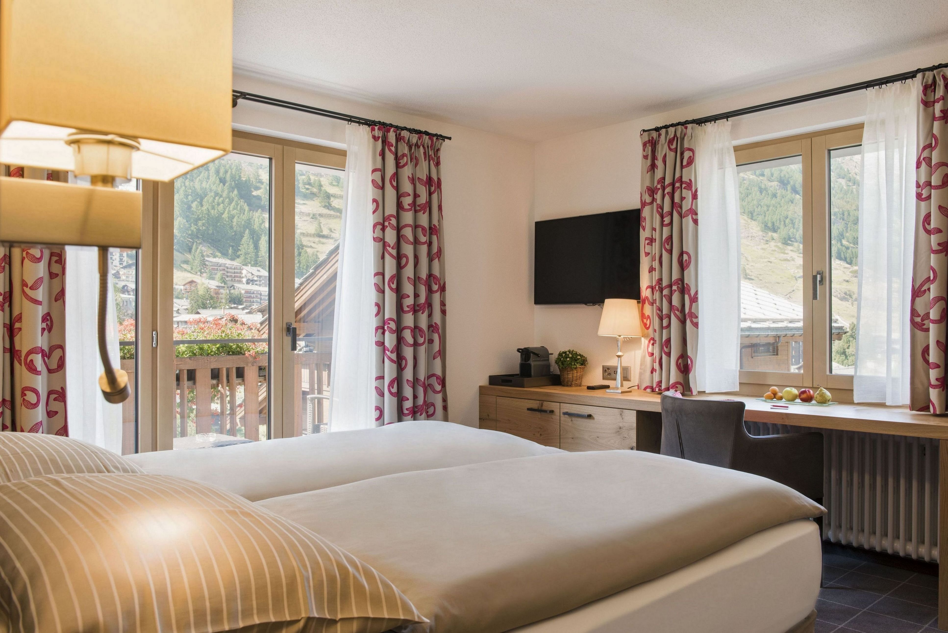 Hotel Chesa Valese by null