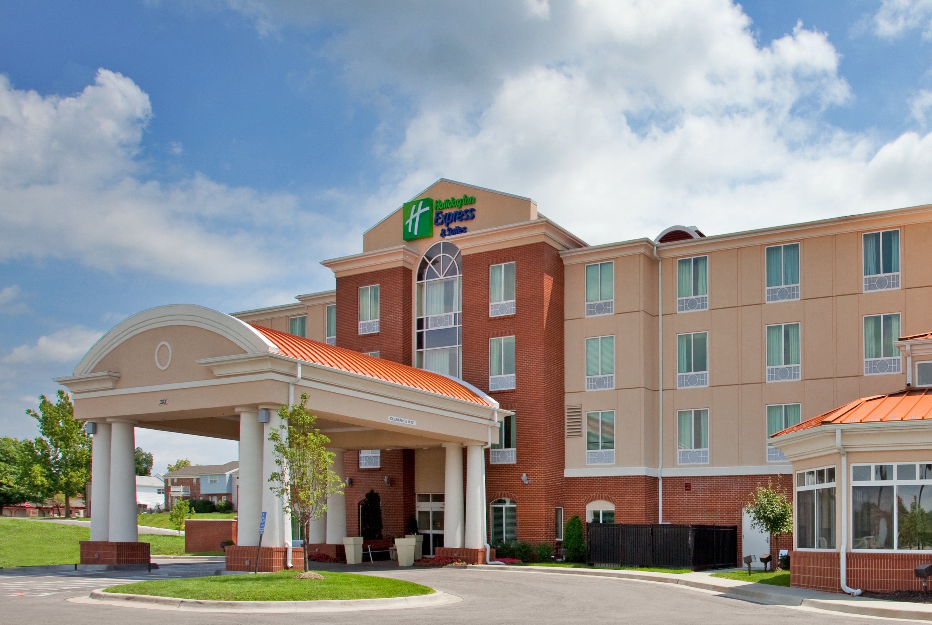 Holiday Inn Express & Suites Kansas City-Grandview image