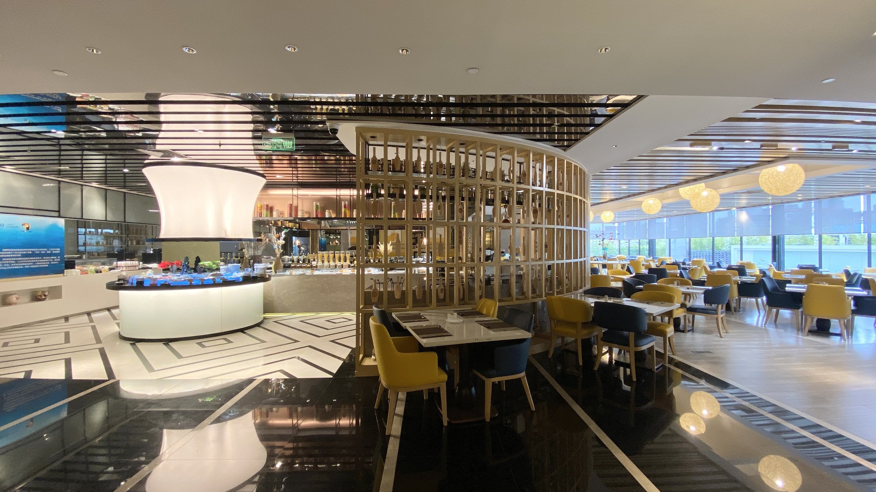 Sunny Holiday Inn by null