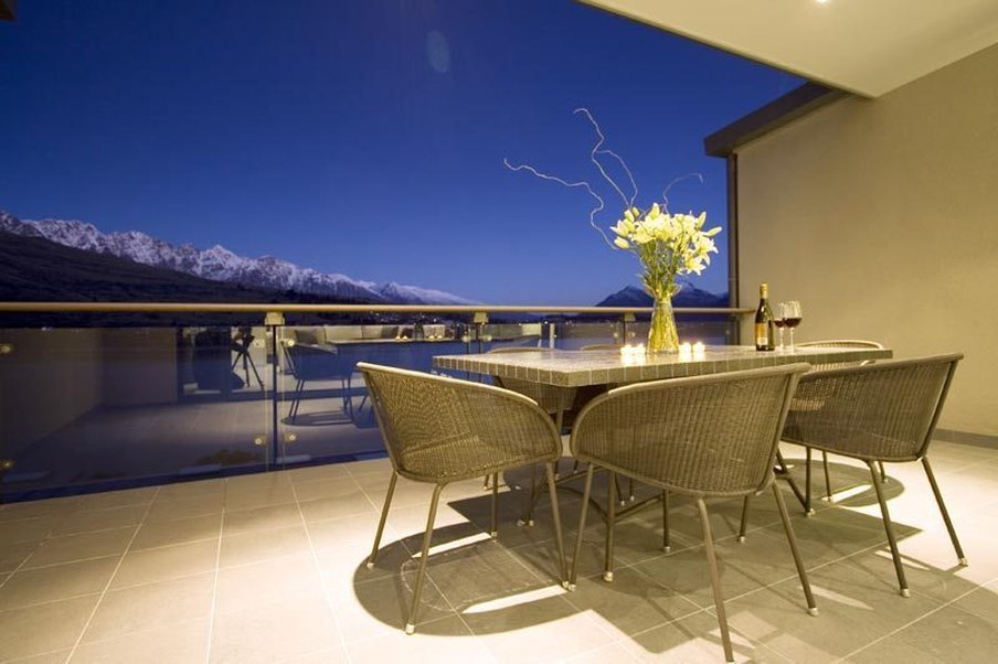 The Rees Hotel, Luxury Apartments & Lakeside Residences by null