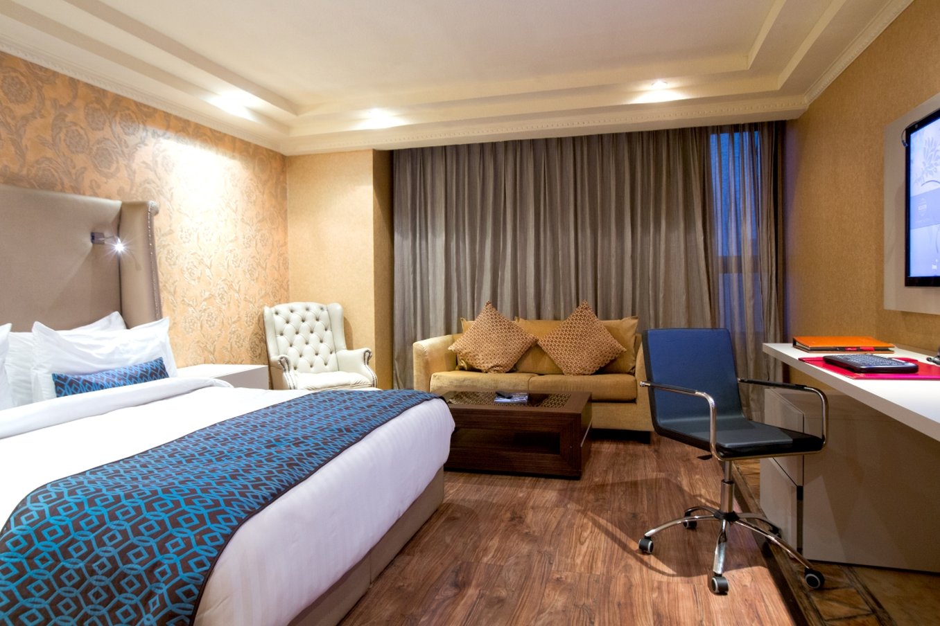 Victoria Crown Plaza Hotel by null