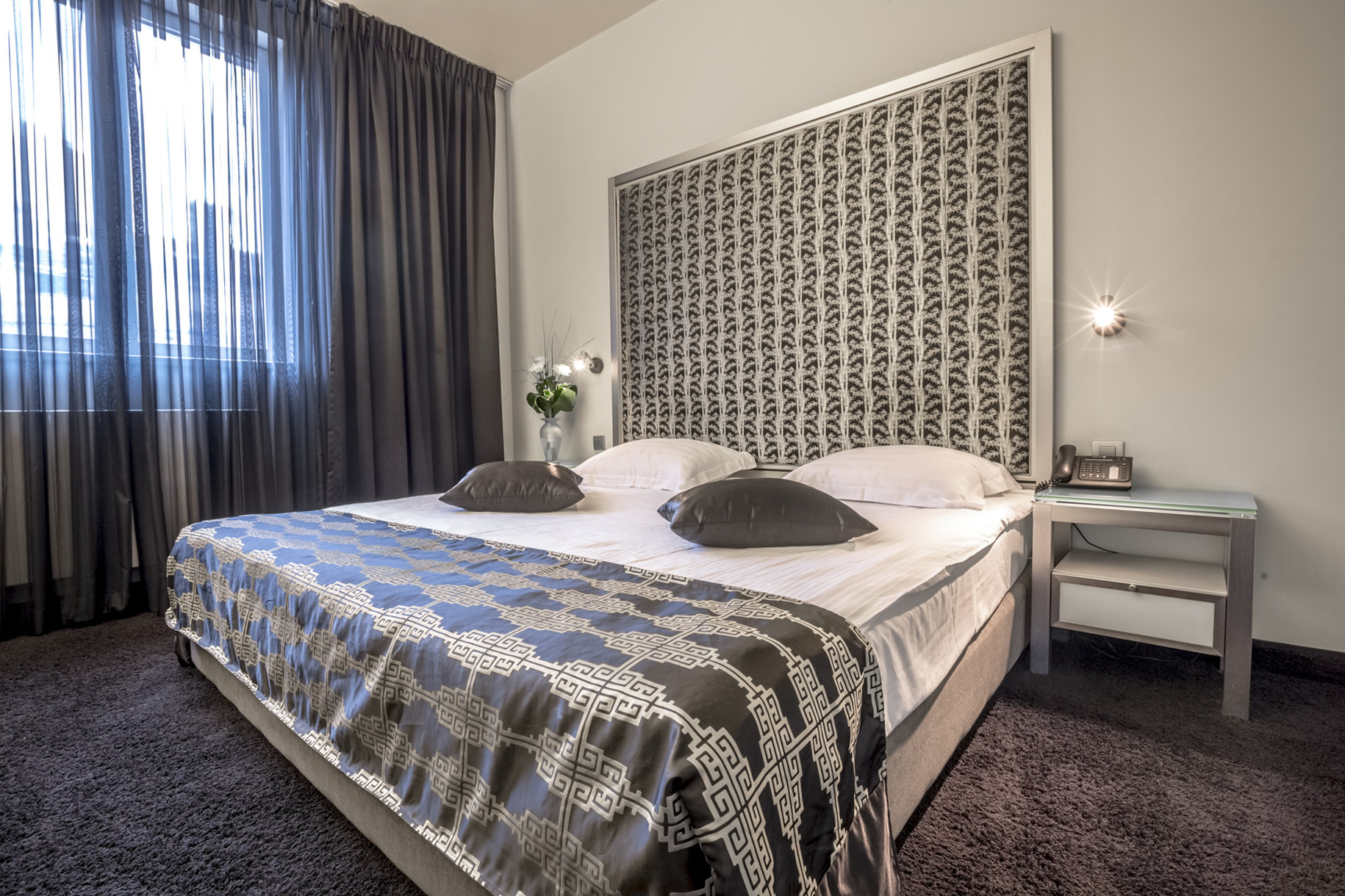Central Hotel by null
