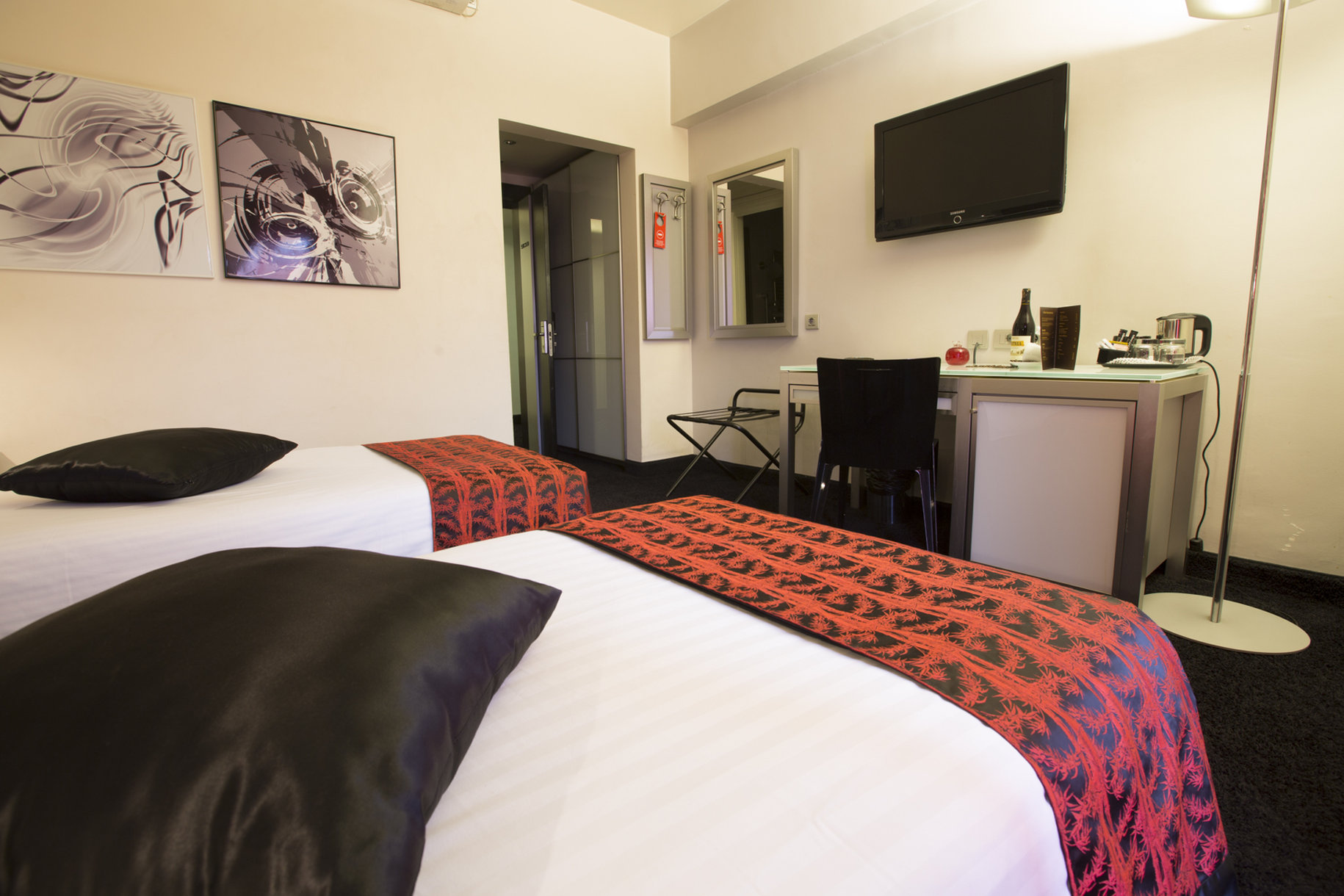 Central Hotel by null
