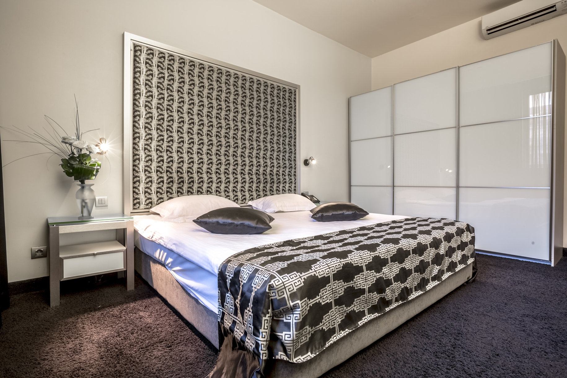 ZEUS Essence Bucharest Central by null