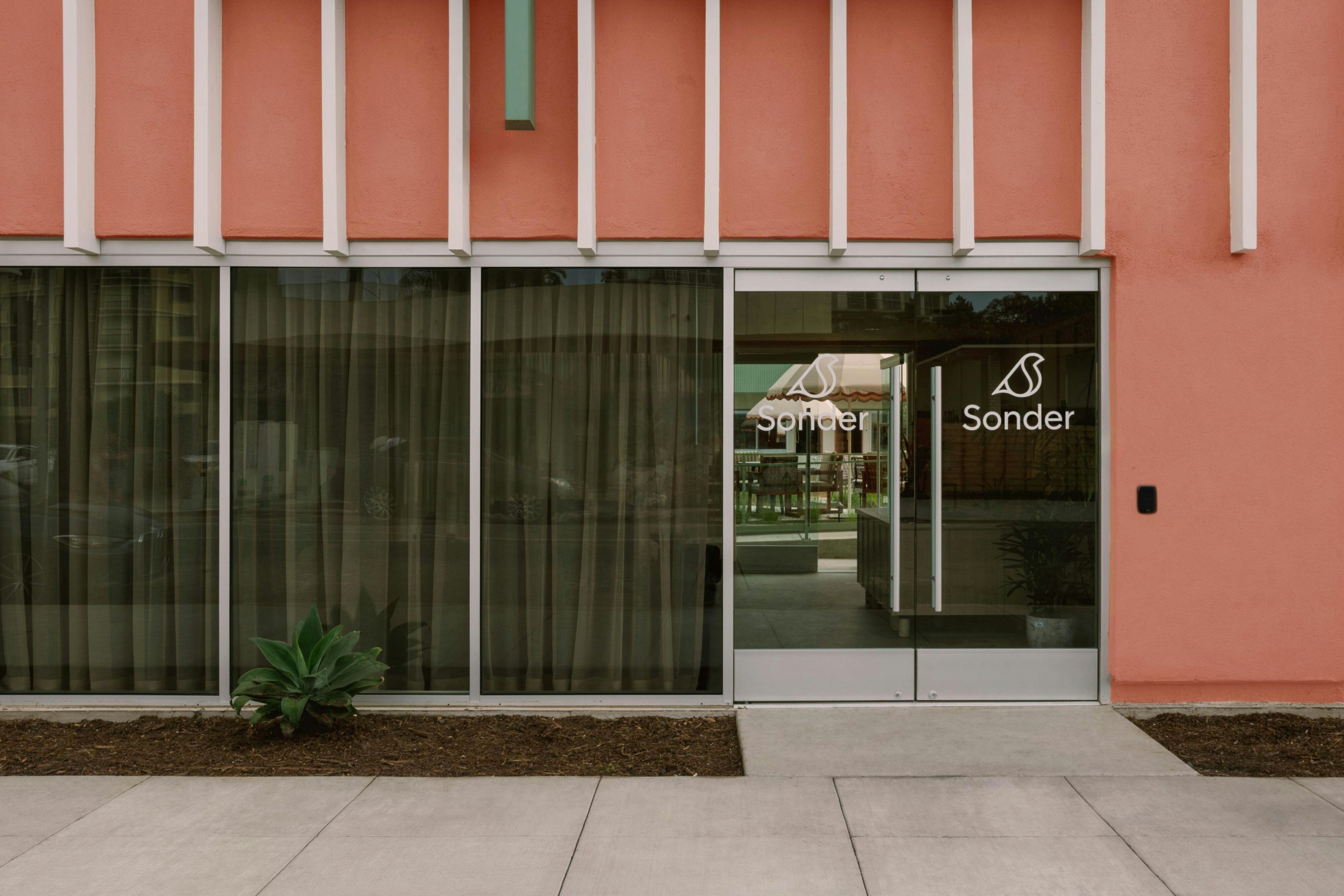 City Center Hotel Long Beach, Sonder by null