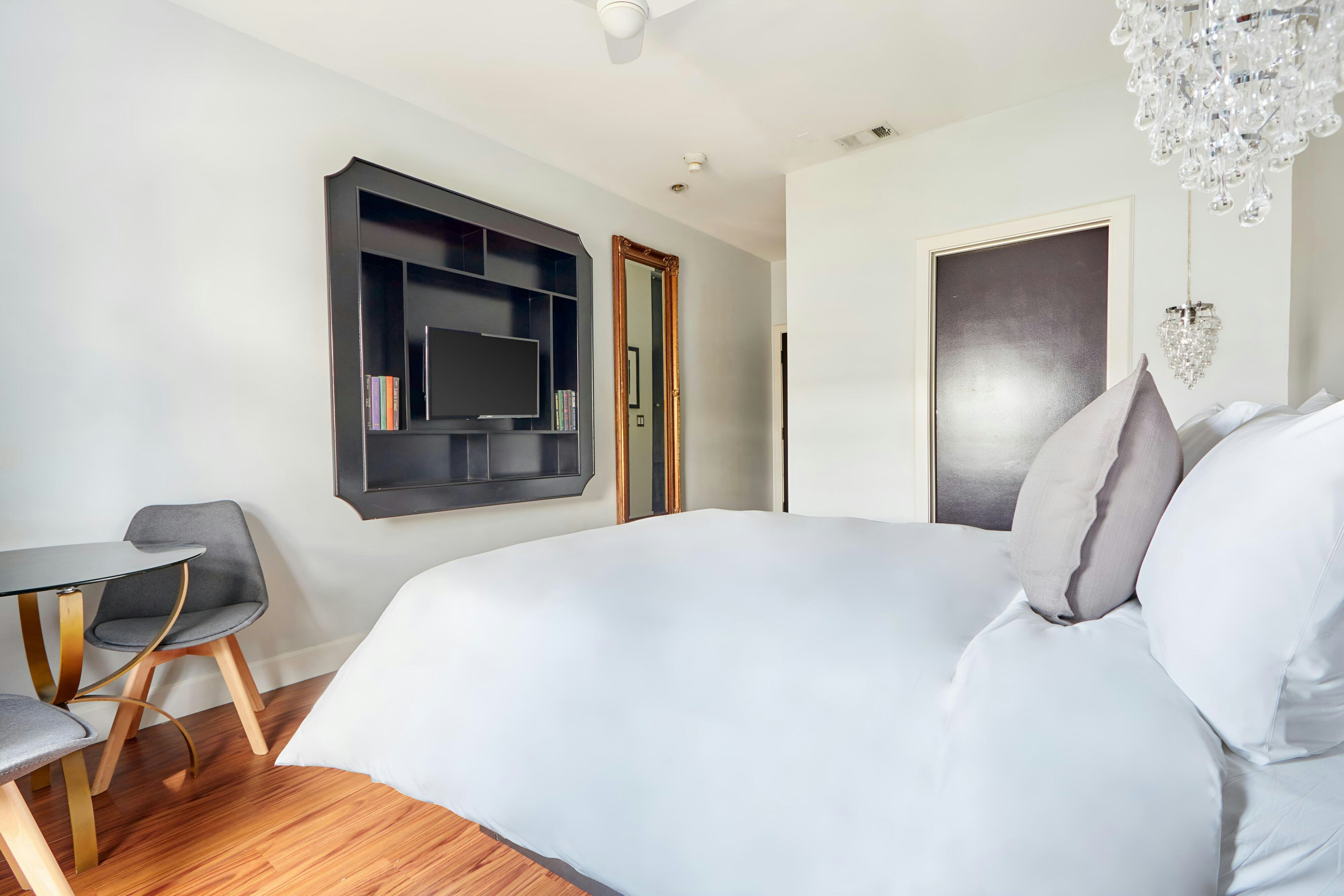 The Crescent Hotel Beverly Hills, Sonder by null