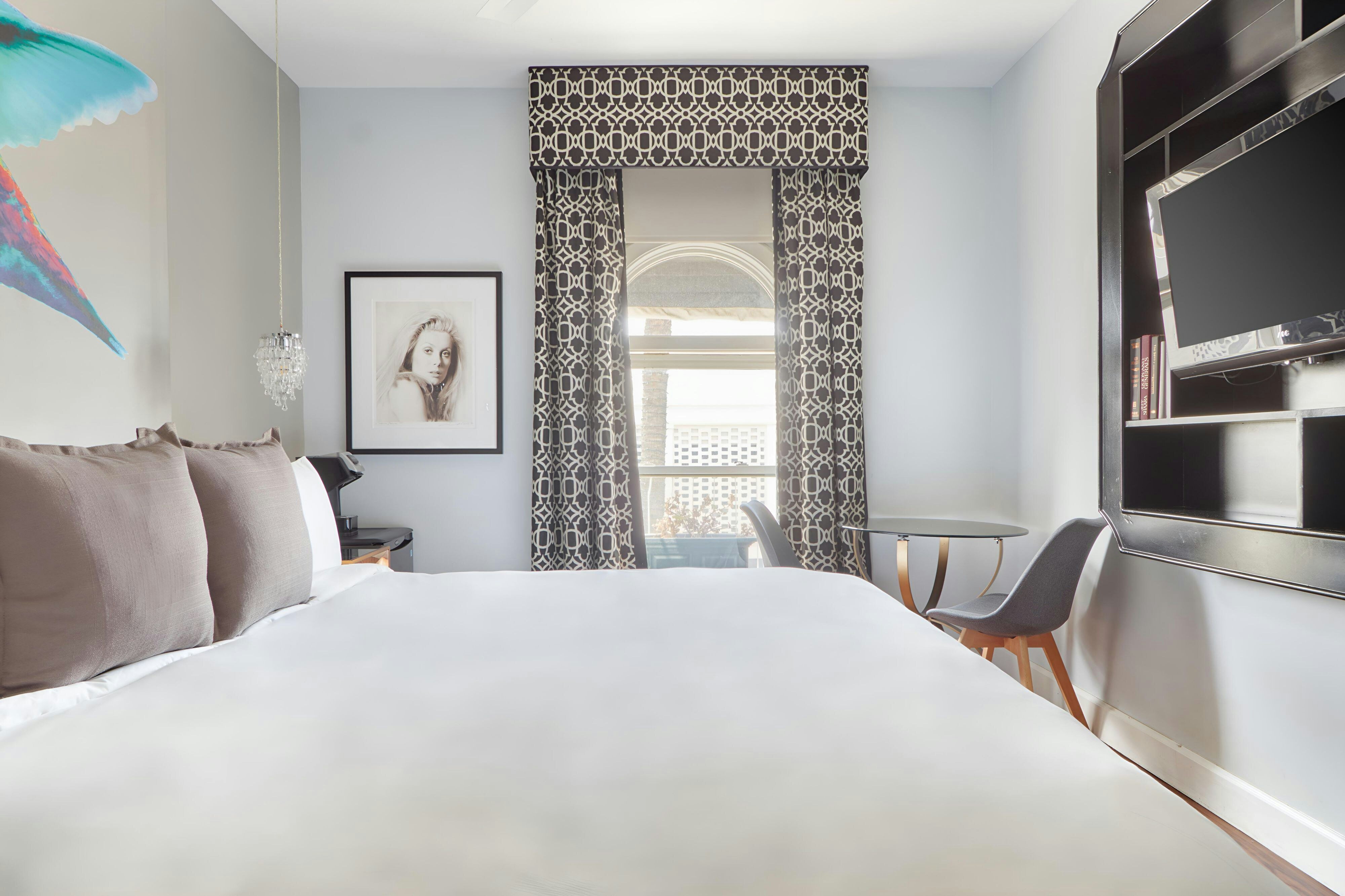 The Crescent Hotel Beverly Hills, Sonder by null