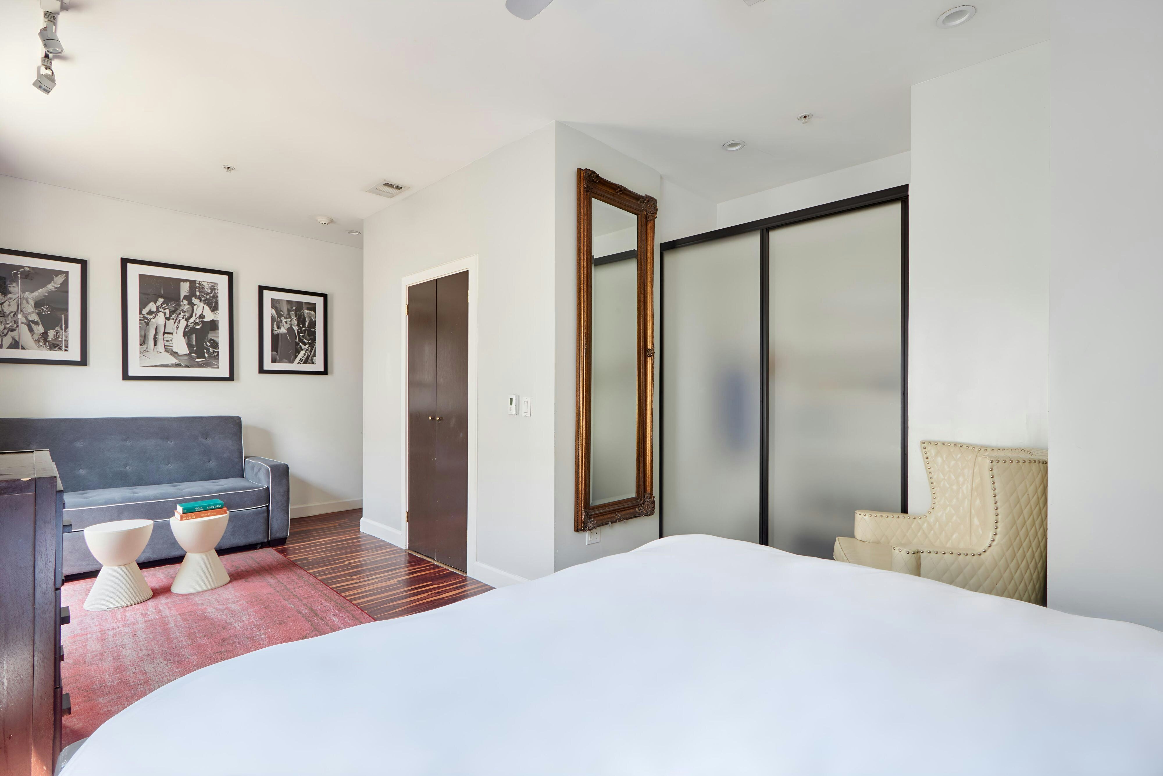 The Crescent Hotel Beverly Hills, Sonder by null