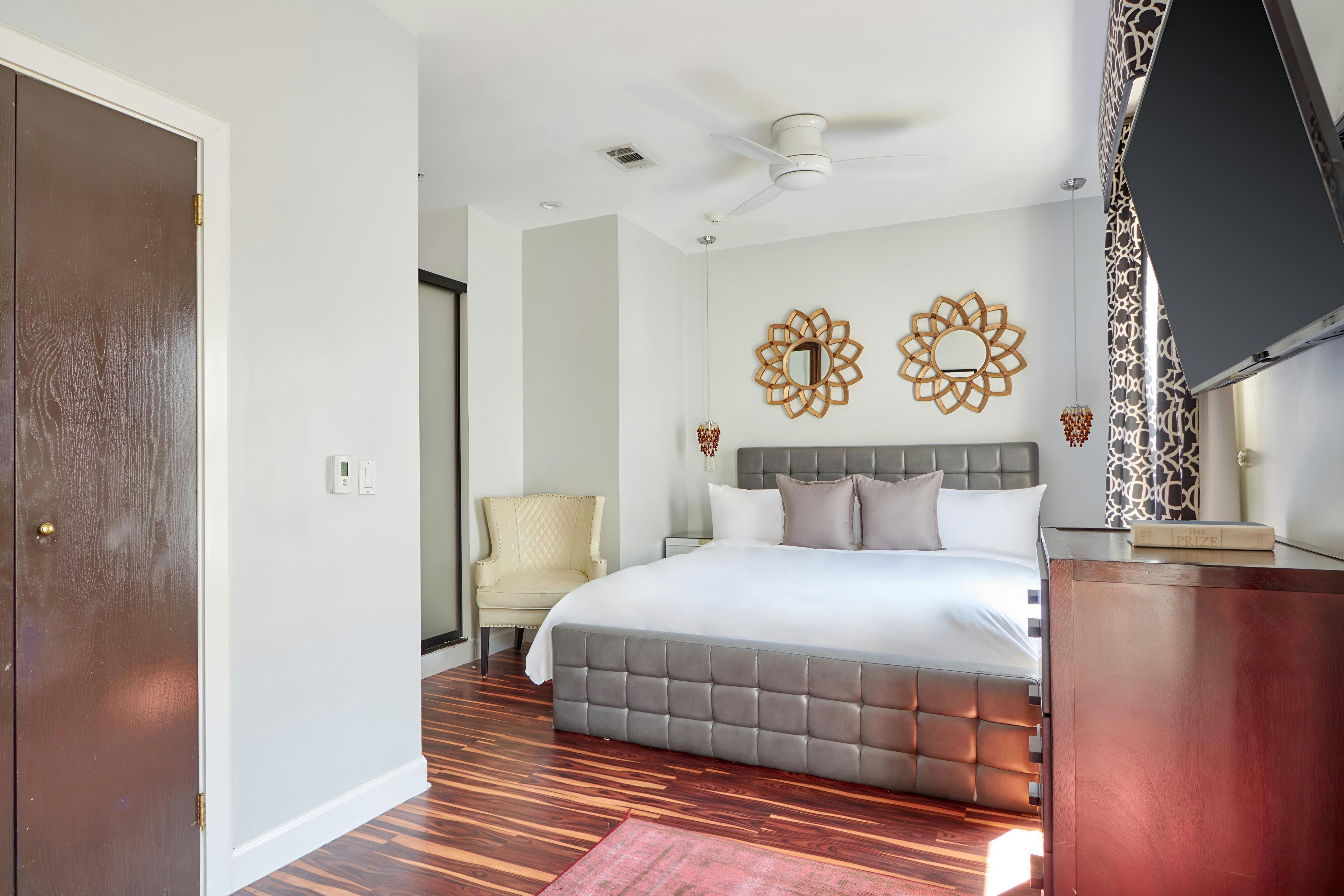 The Crescent Hotel Beverly Hills, Sonder by null