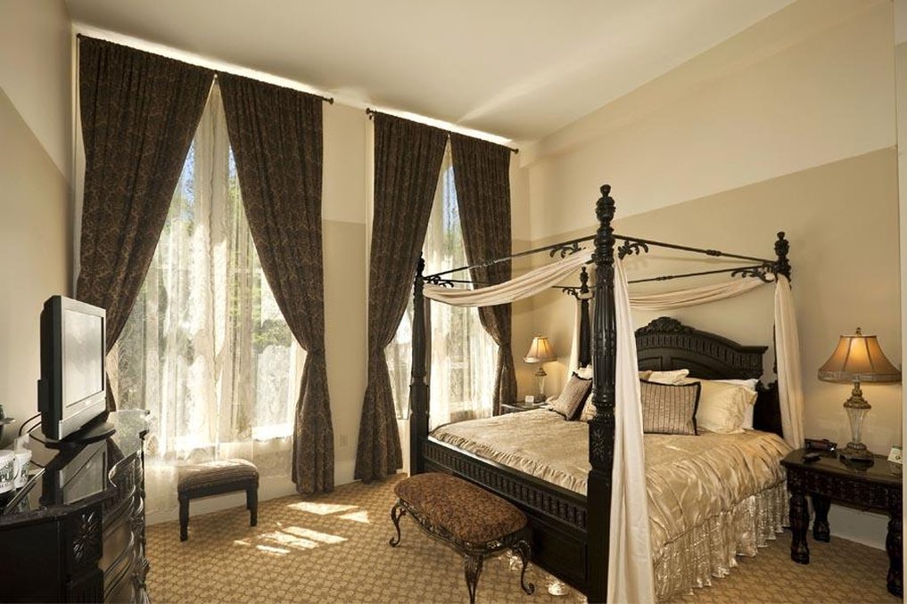 Historic Plaza Hotel by null