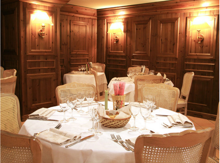 Alaska Hotel Cortina by null