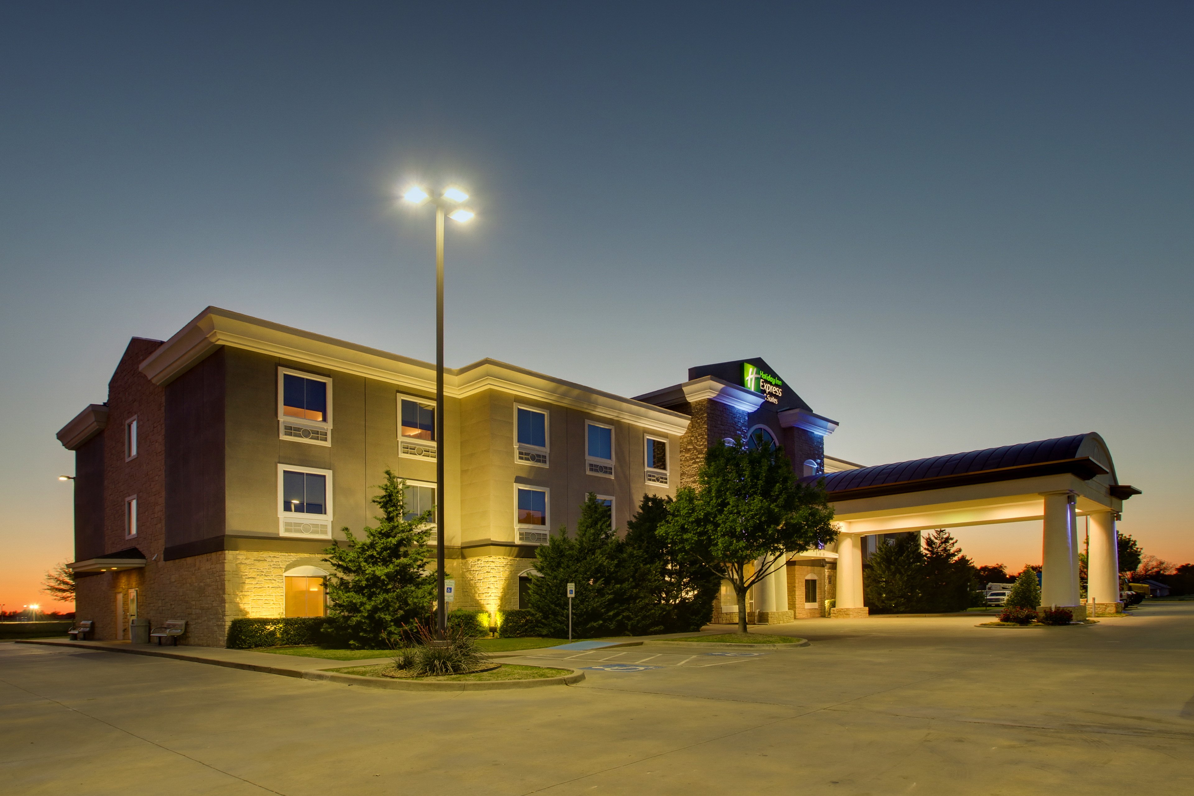 Holiday Inn Express & Suites Vernon College Area (Hwy 287) image