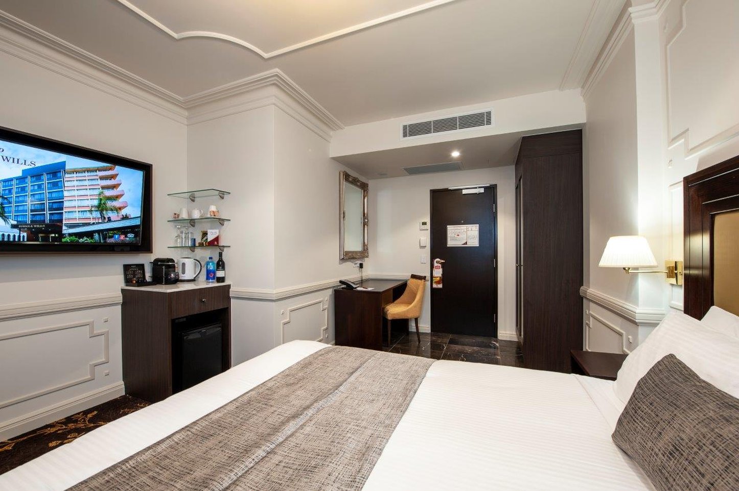 Burke & Wills Hotel by null