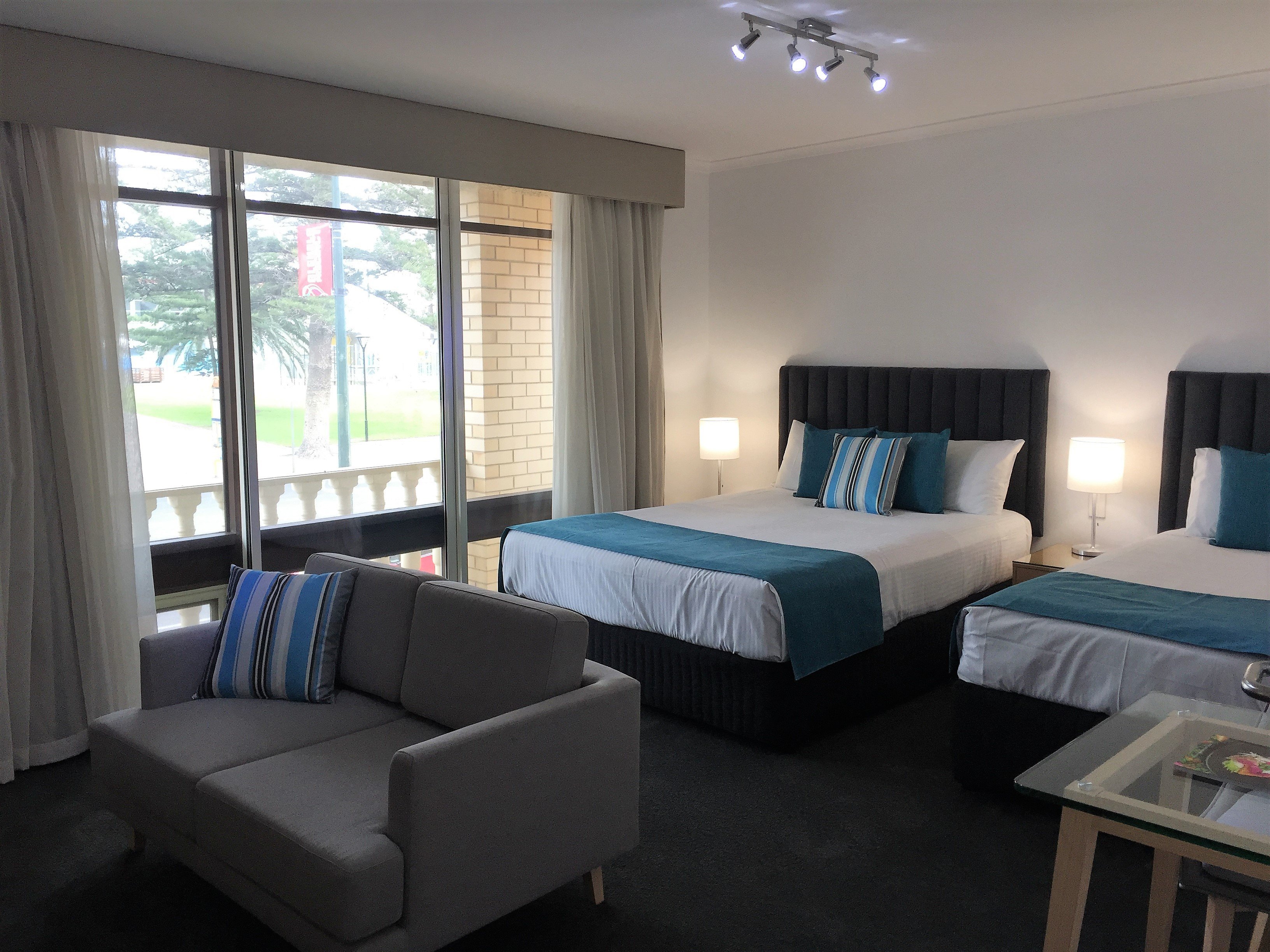 Ensenada Motor Inn & Suites by null
