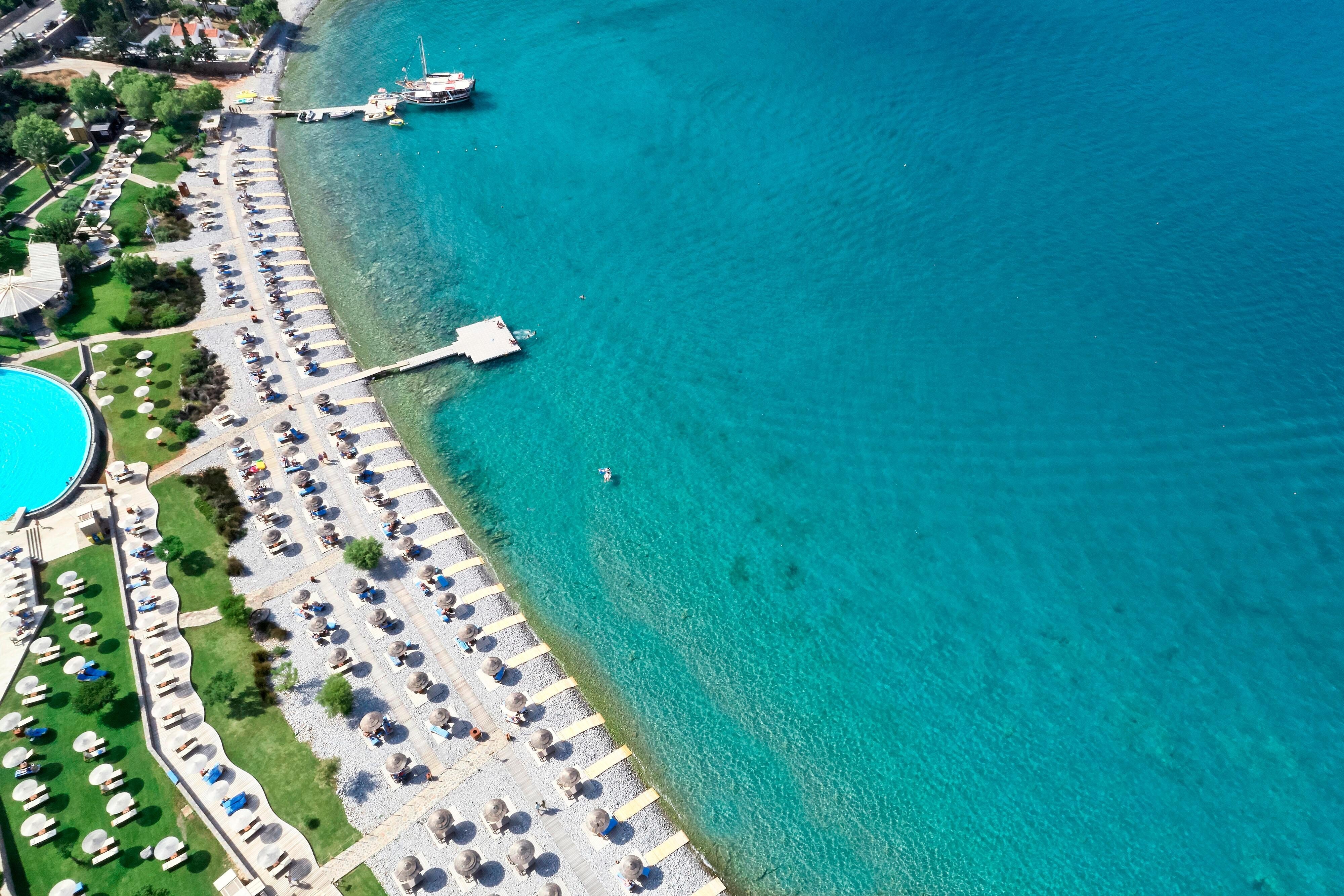 Foto av Agia Marina med blå rent vatten yta
