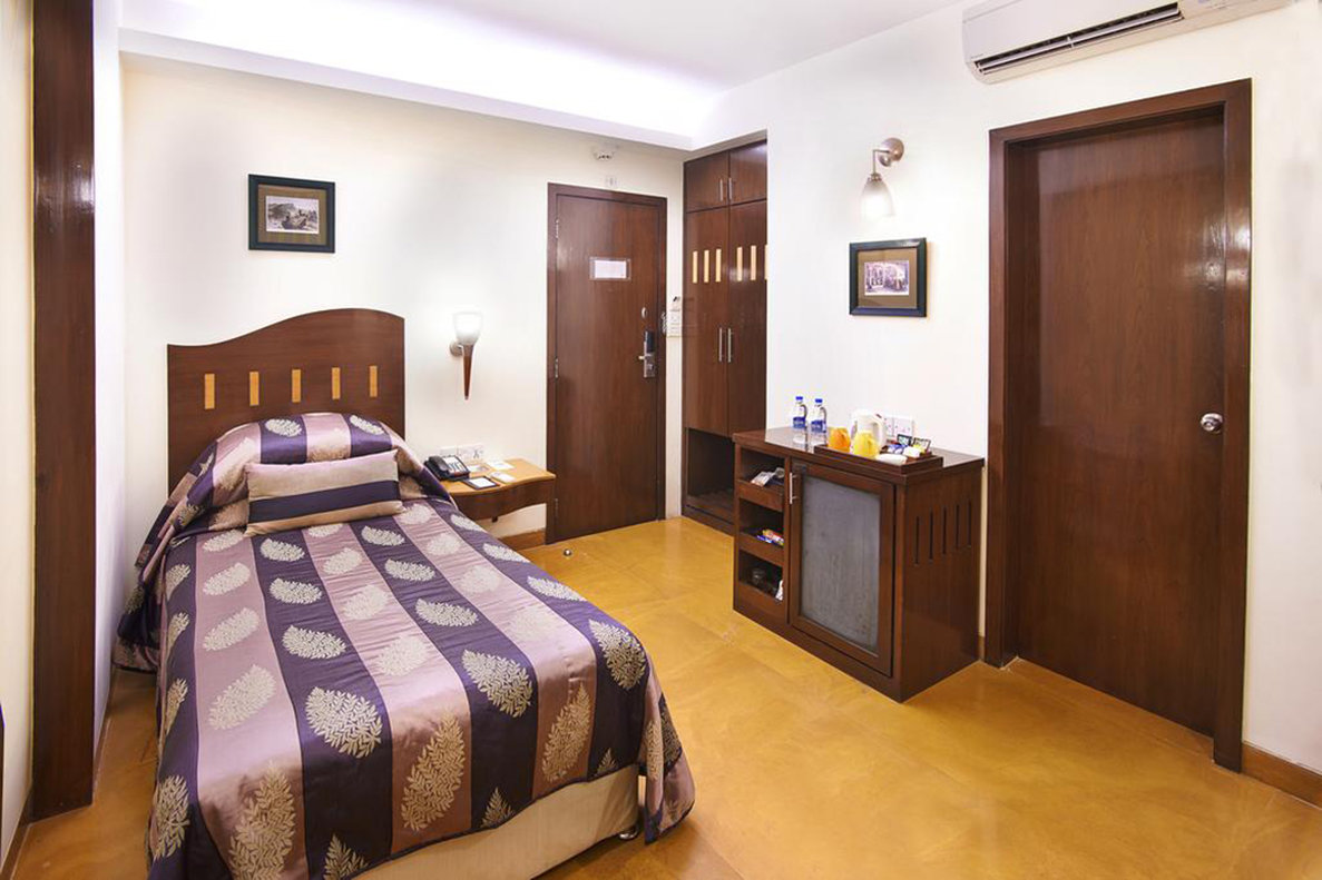 The Shalimar Hotel (August Kranti Marg) by null