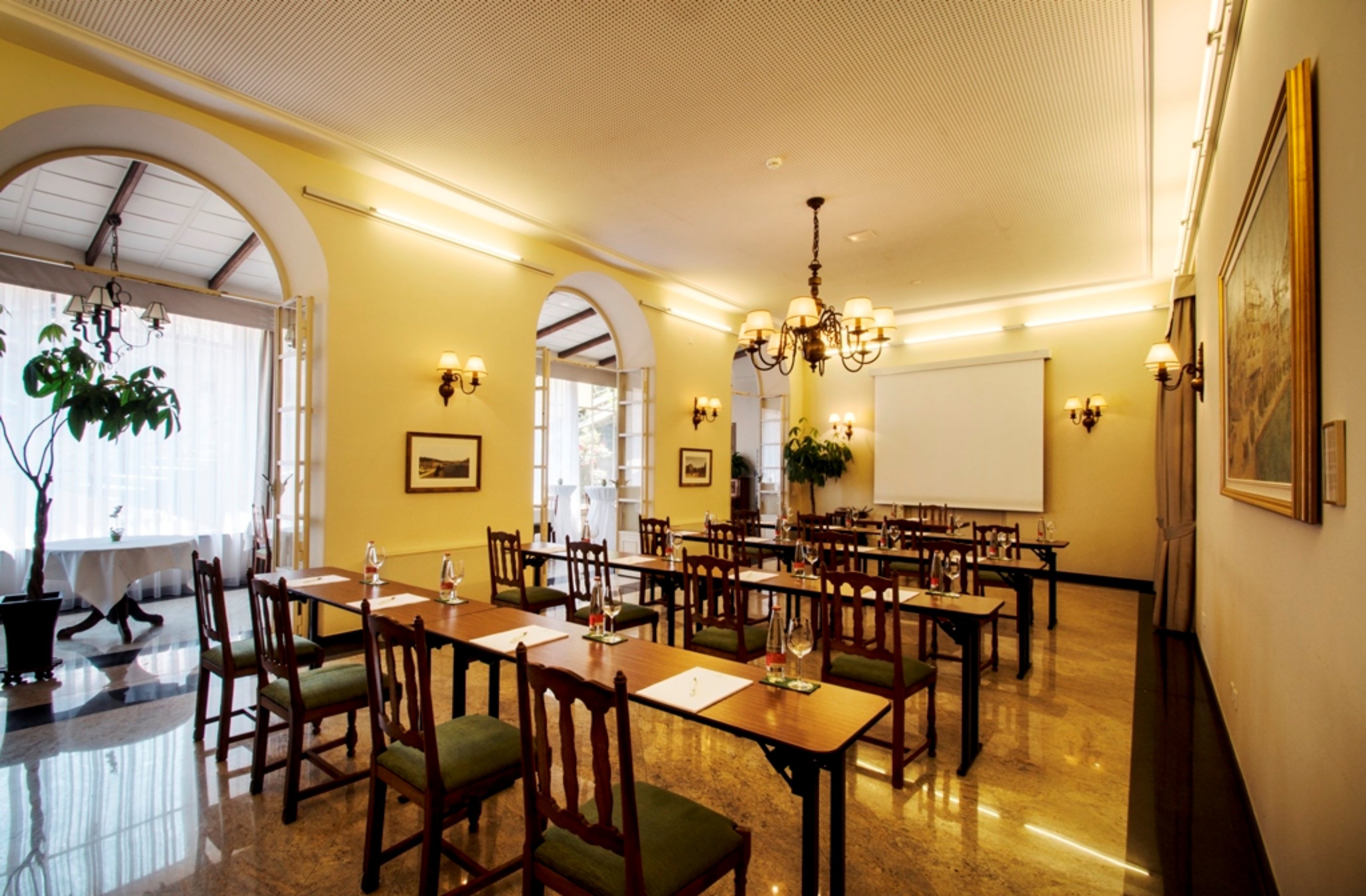 International au Lac Historic Lakeside Hotel by null