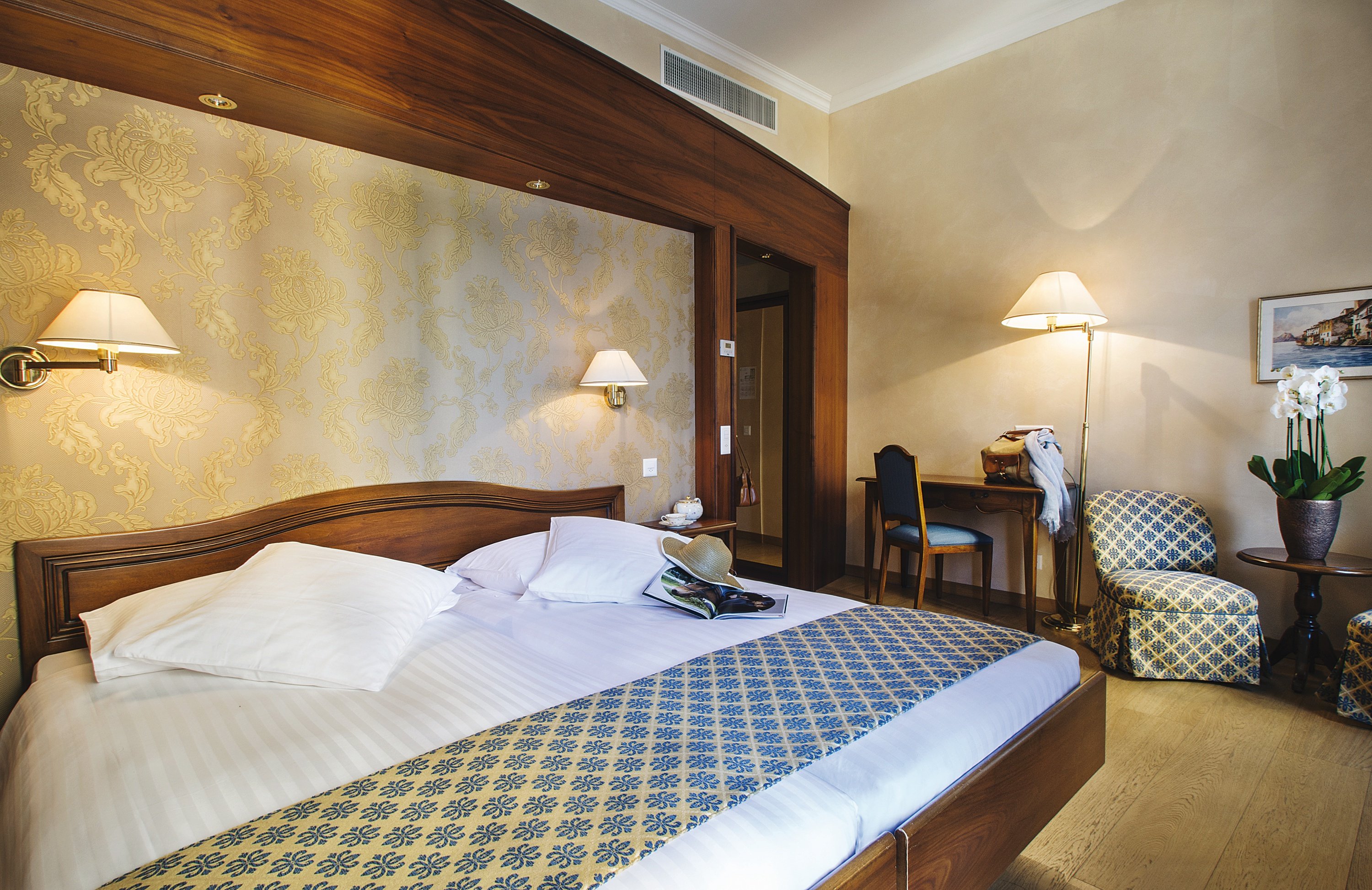 International au Lac Historic Lakeside Hotel by null