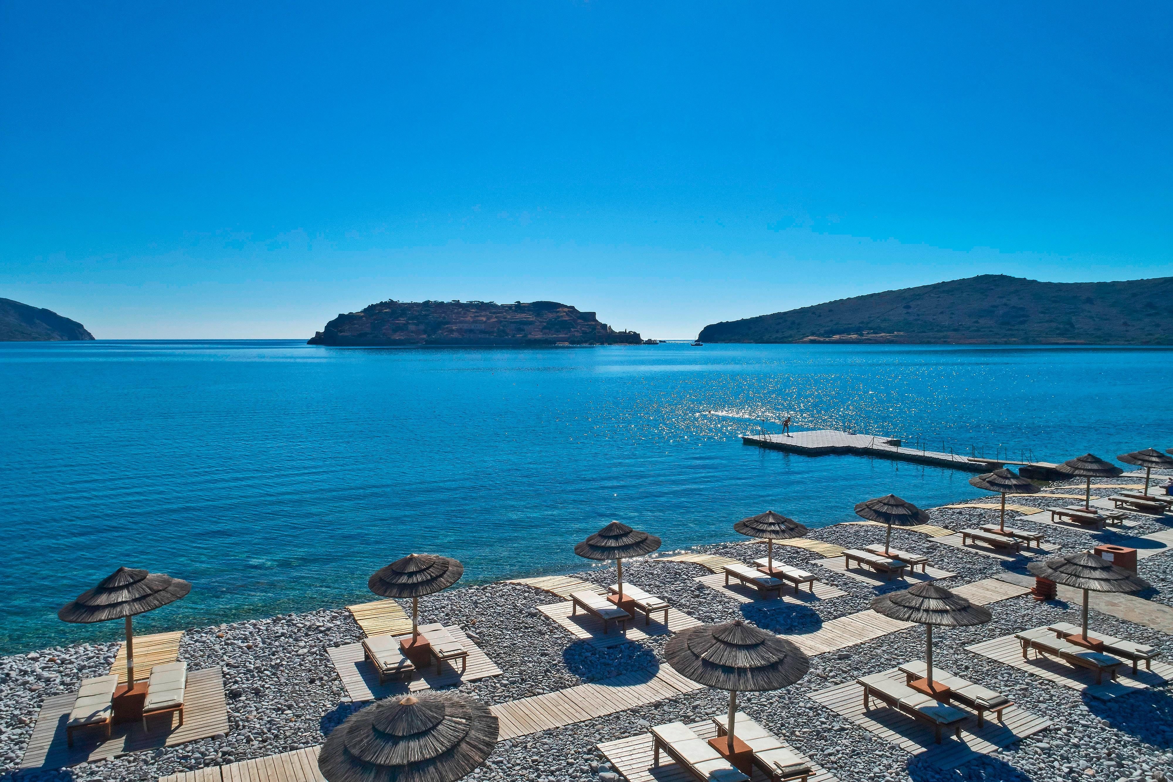 Foto av Agia Marina med lätt sten yta