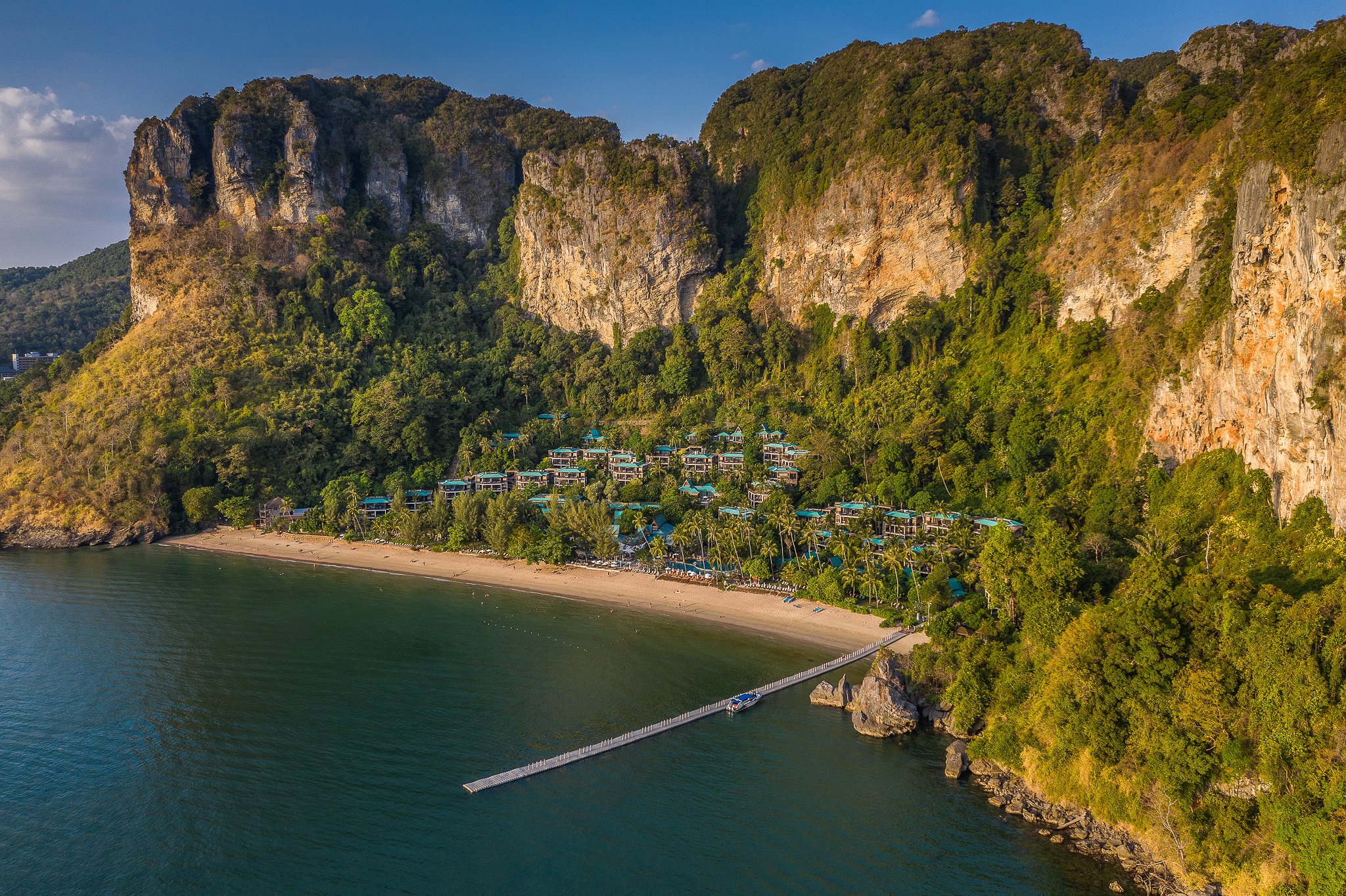 Foto af Pai Plong Beach bakket op af klipperne