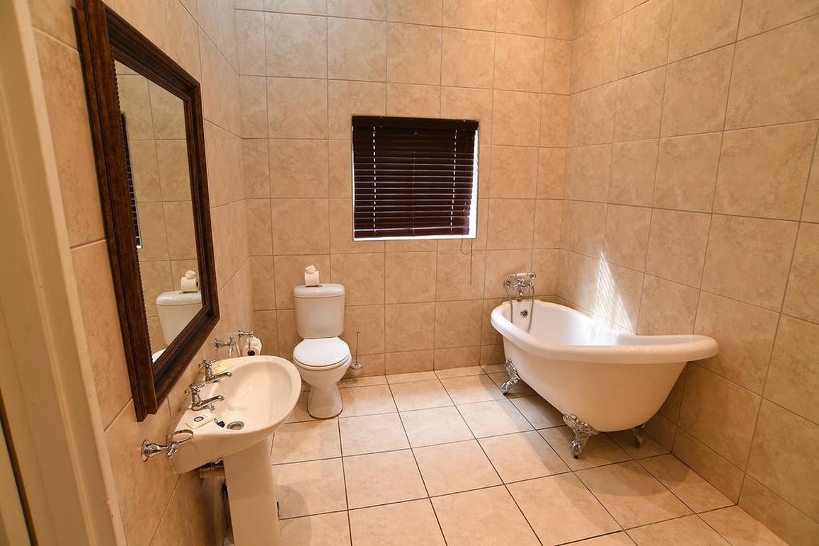Halfway House Hotel Kimberley by null