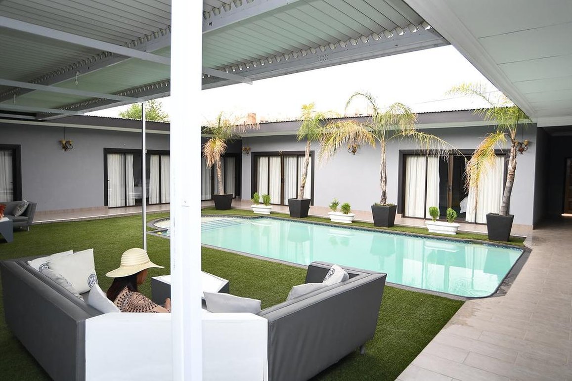 Halfway House Hotel Kimberley by null