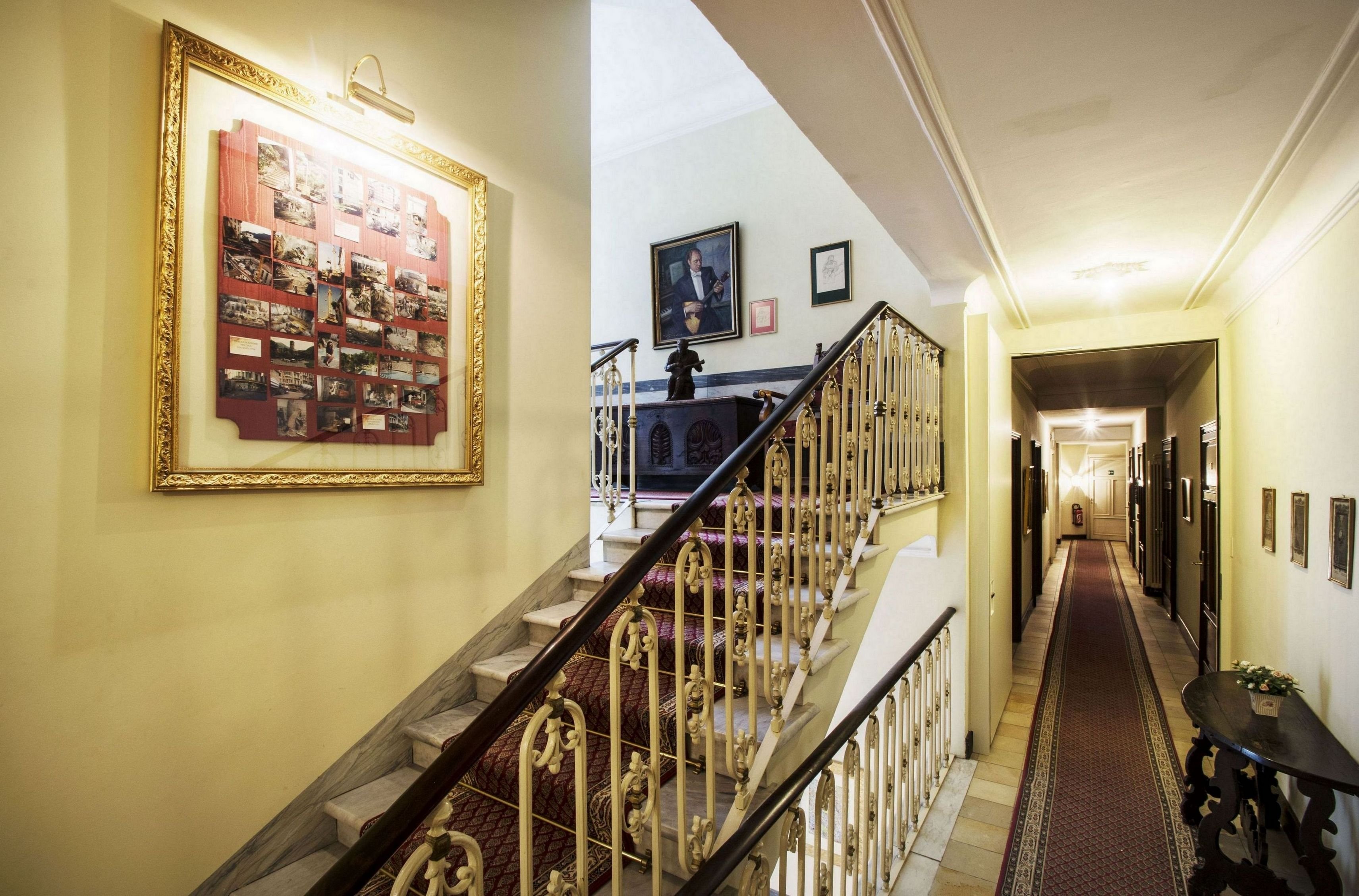 International au Lac Historic Lakeside Hotel by null