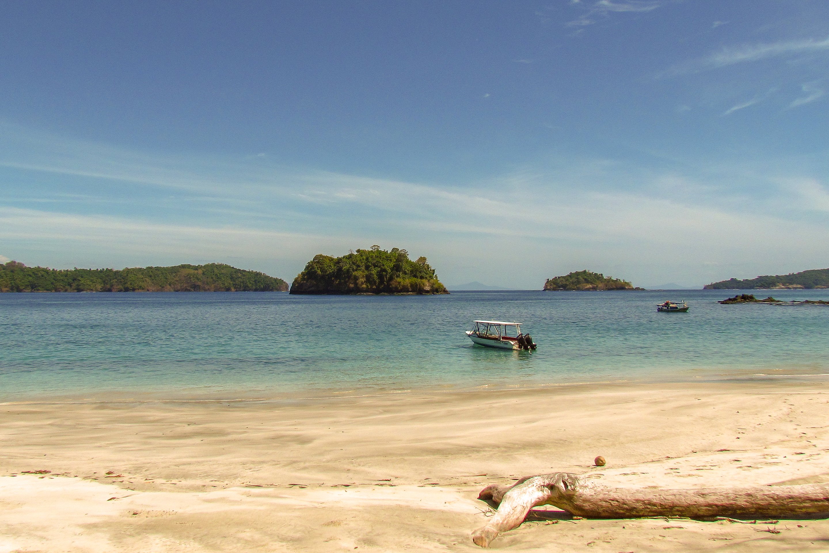 Photo de Isla Palenque beach avec sable lumineux de surface