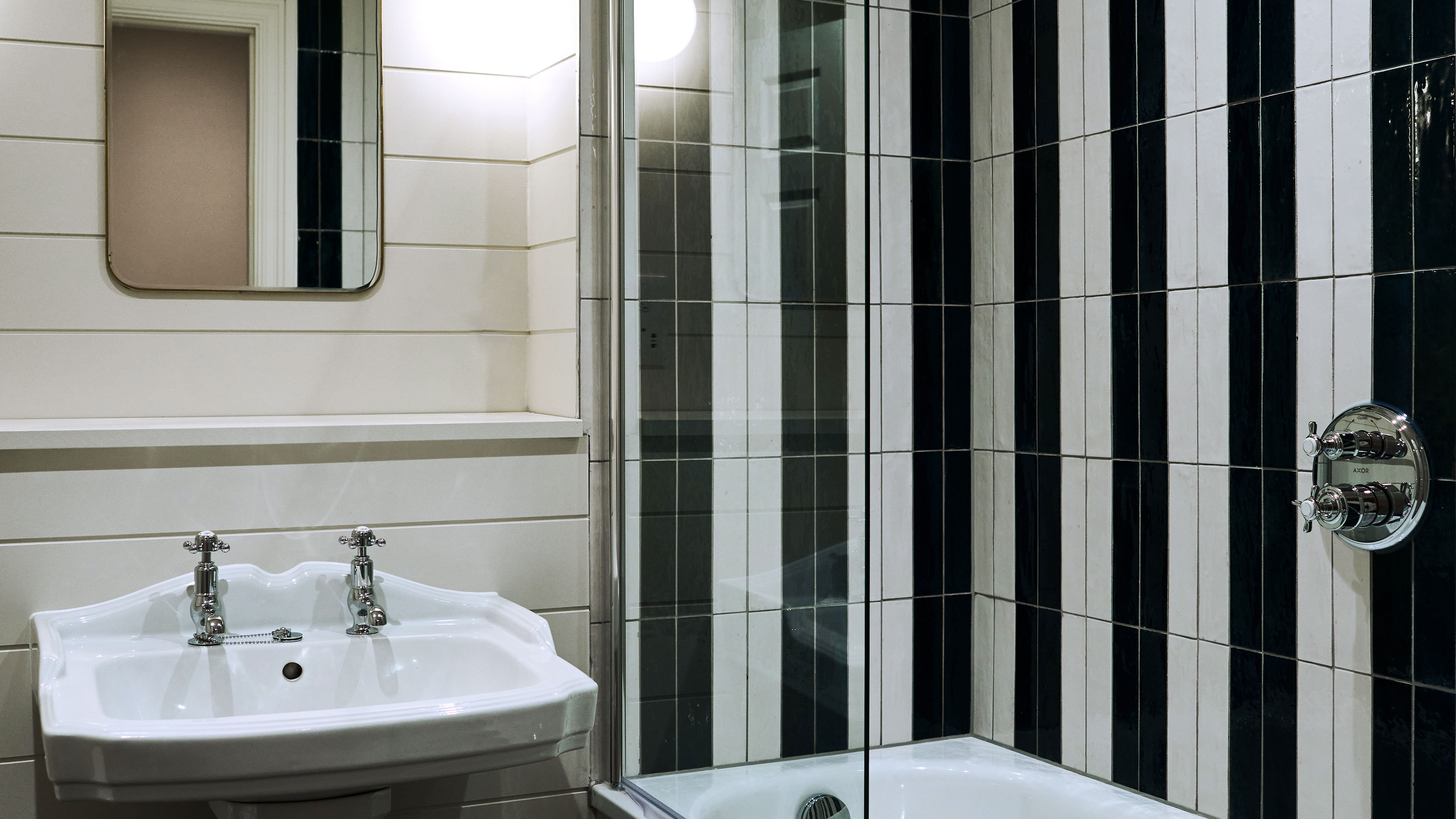 The Mitre Hotel, Hampton Court by null