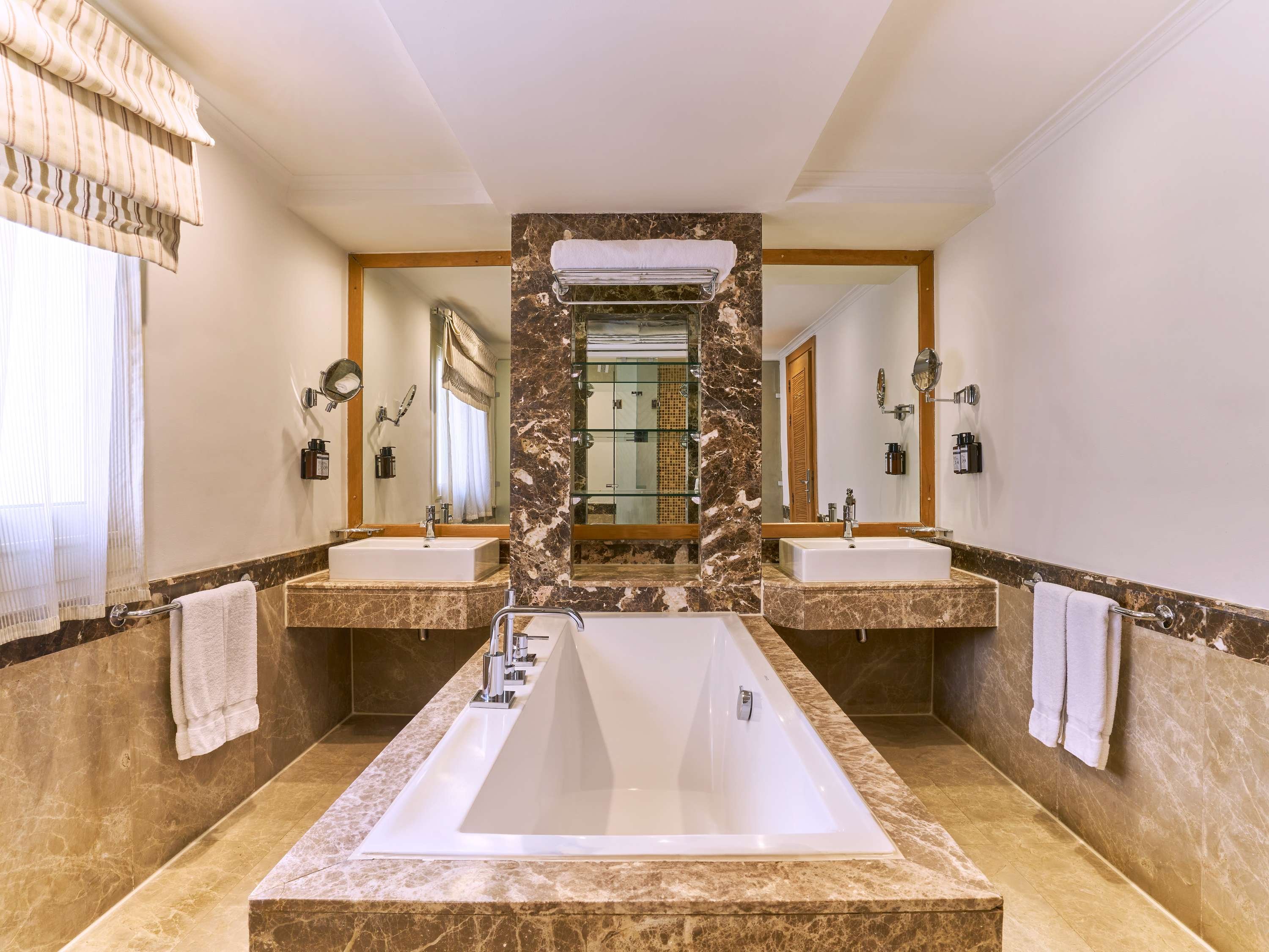 Mövenpick Aswan by null