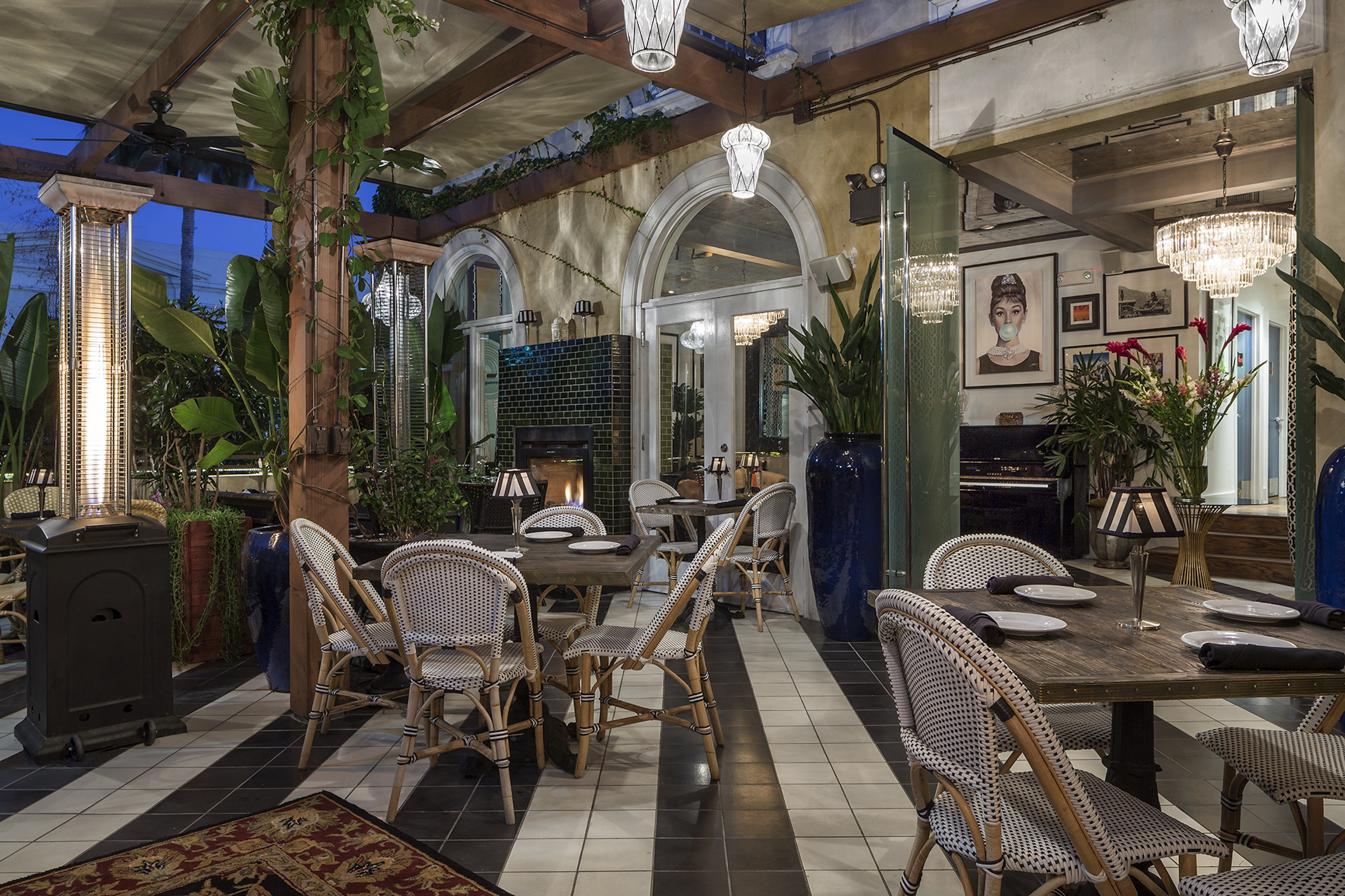 The Crescent Hotel Beverly Hills, Sonder by null