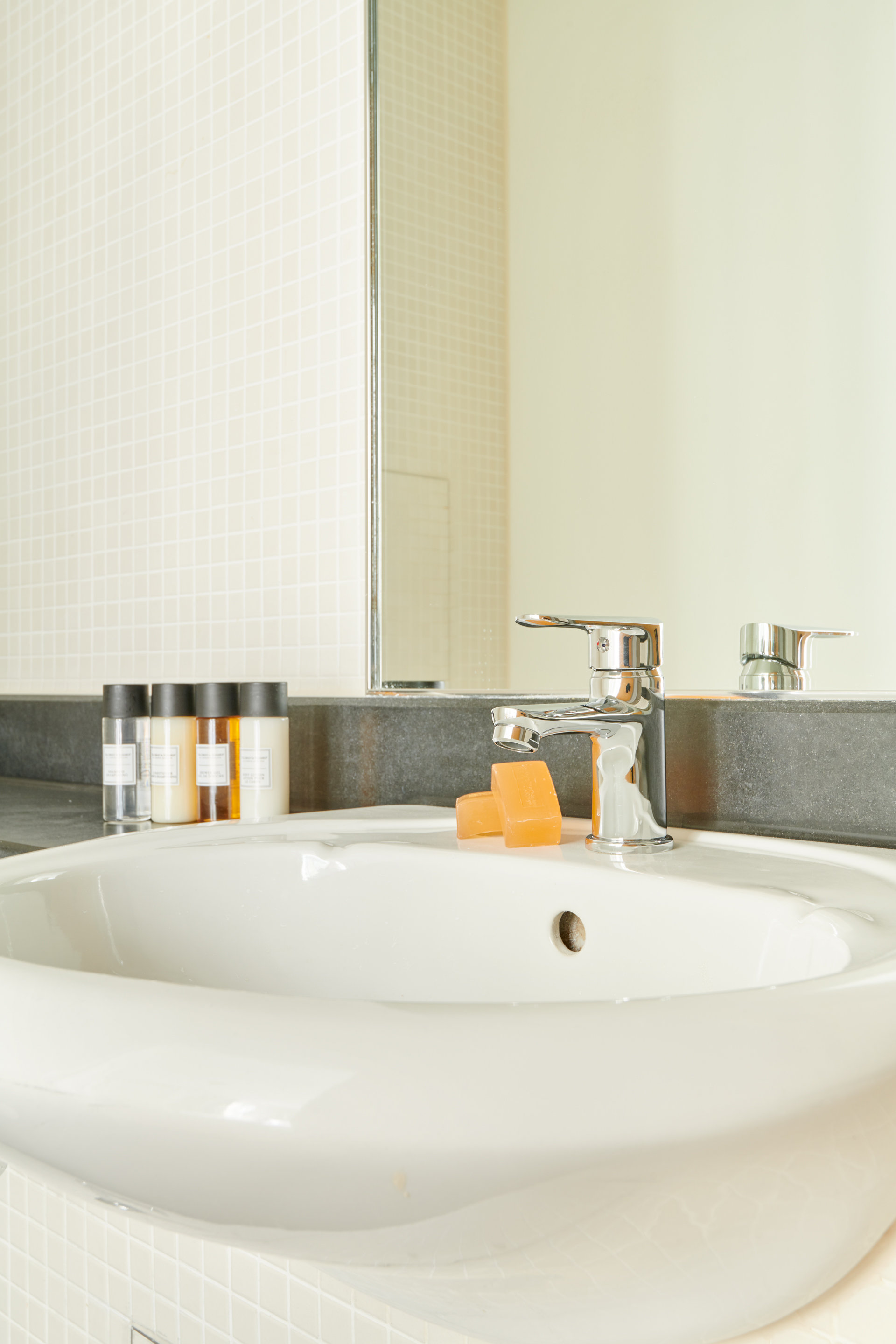 Kensington Gardens Hotel, Sonder by null