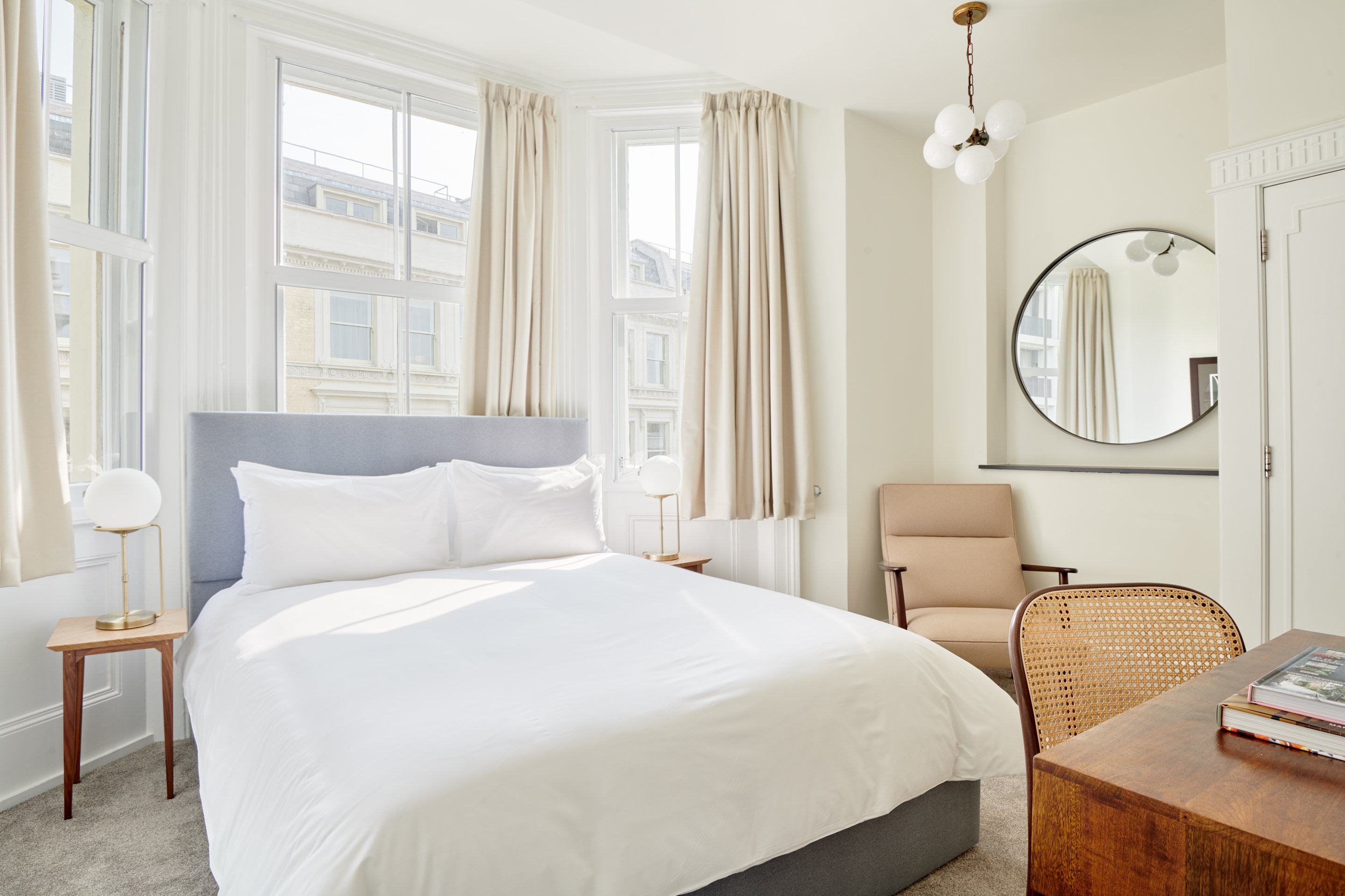 Kensington Gardens Hotel, Sonder