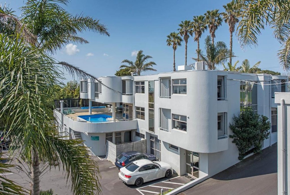 Carnmore Hotel Takapuna by null