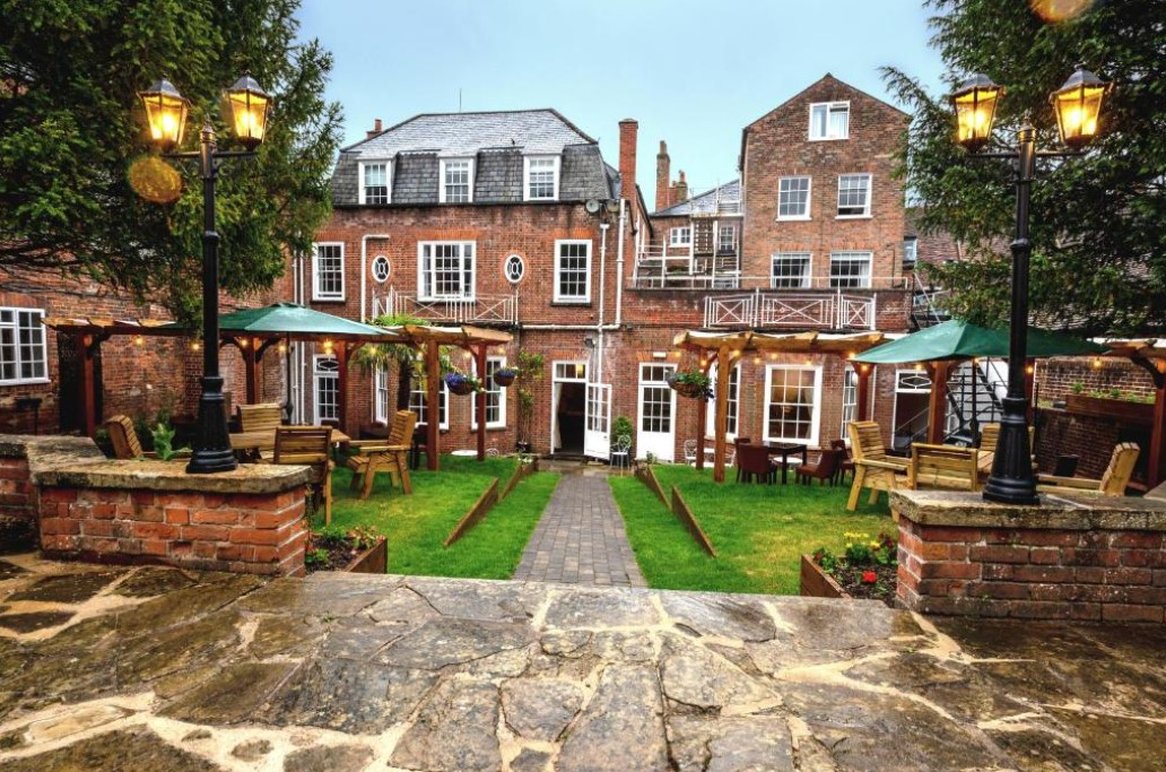 The Chequers Hotel image