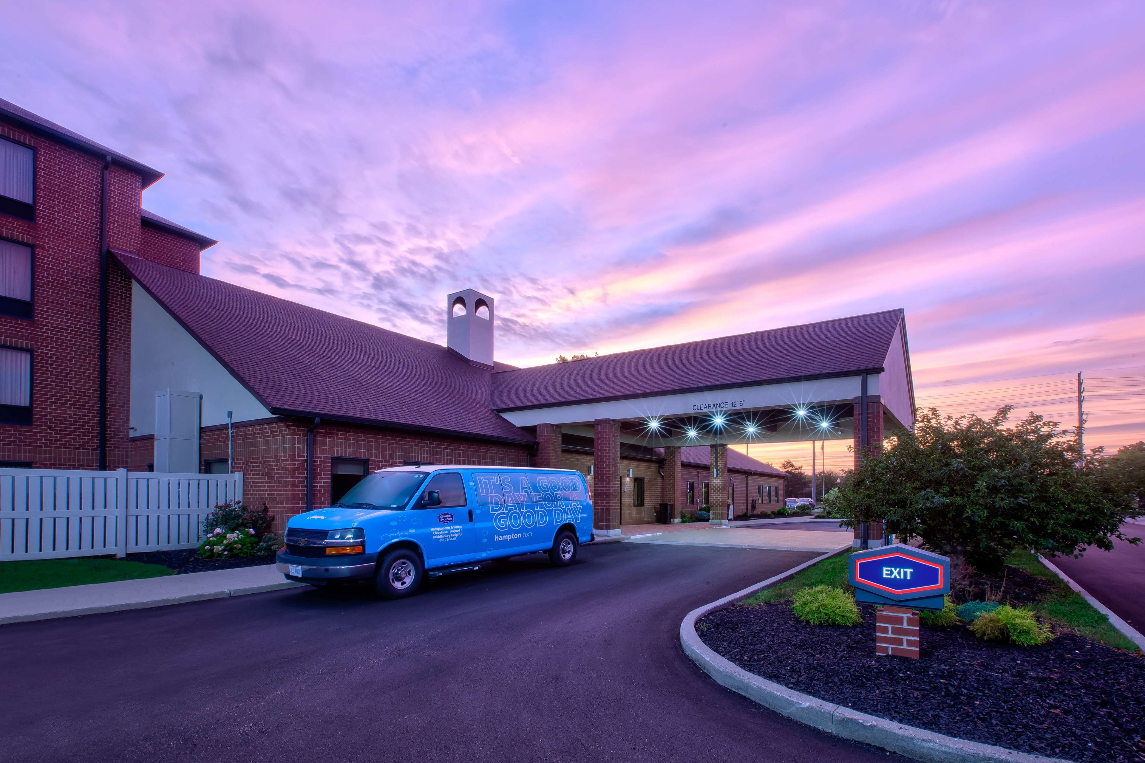 Hampton Inn & Suites Cleveland-Airport/Middleburg Heights image