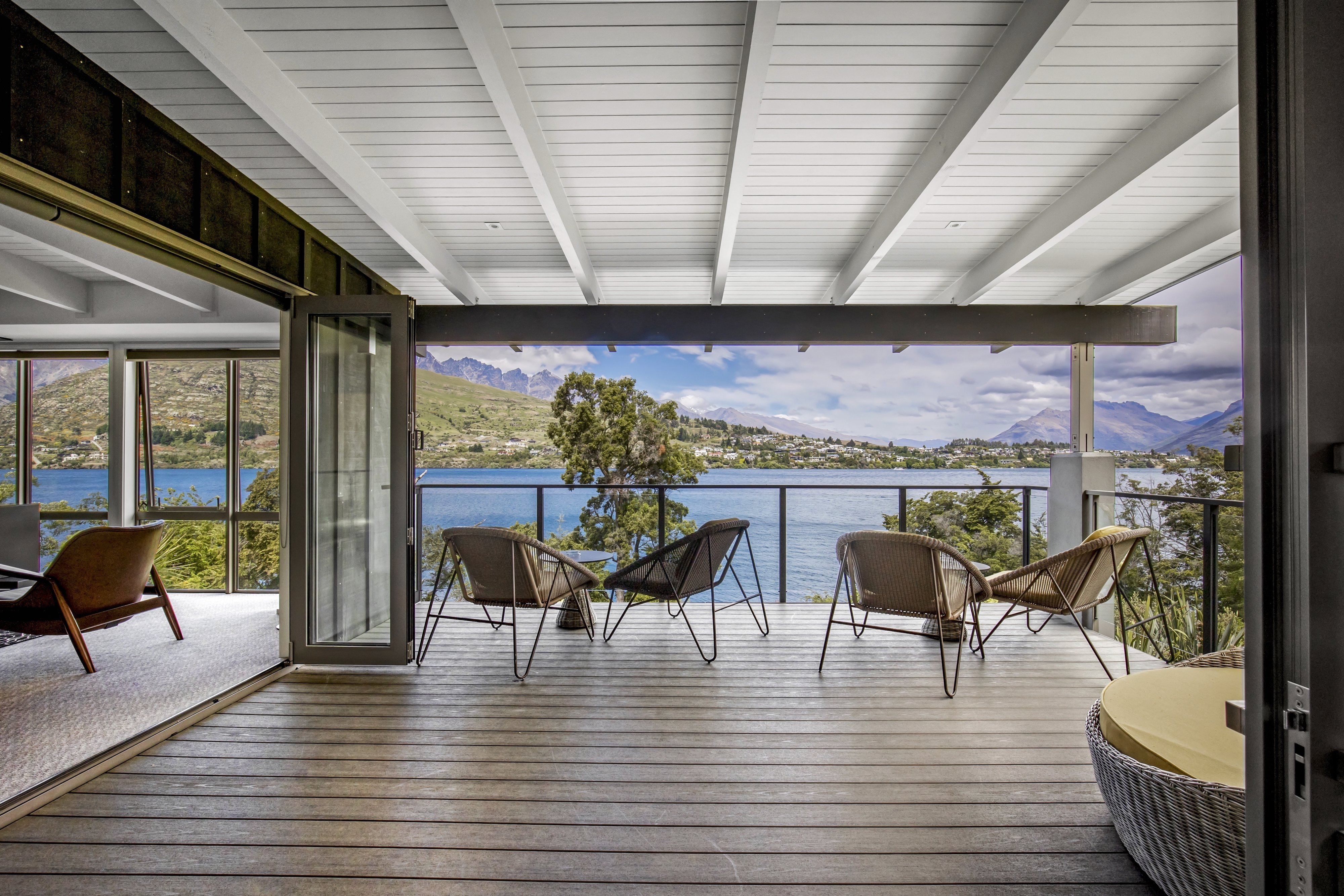 The Rees Hotel, Luxury Apartments & Lakeside Residences by null