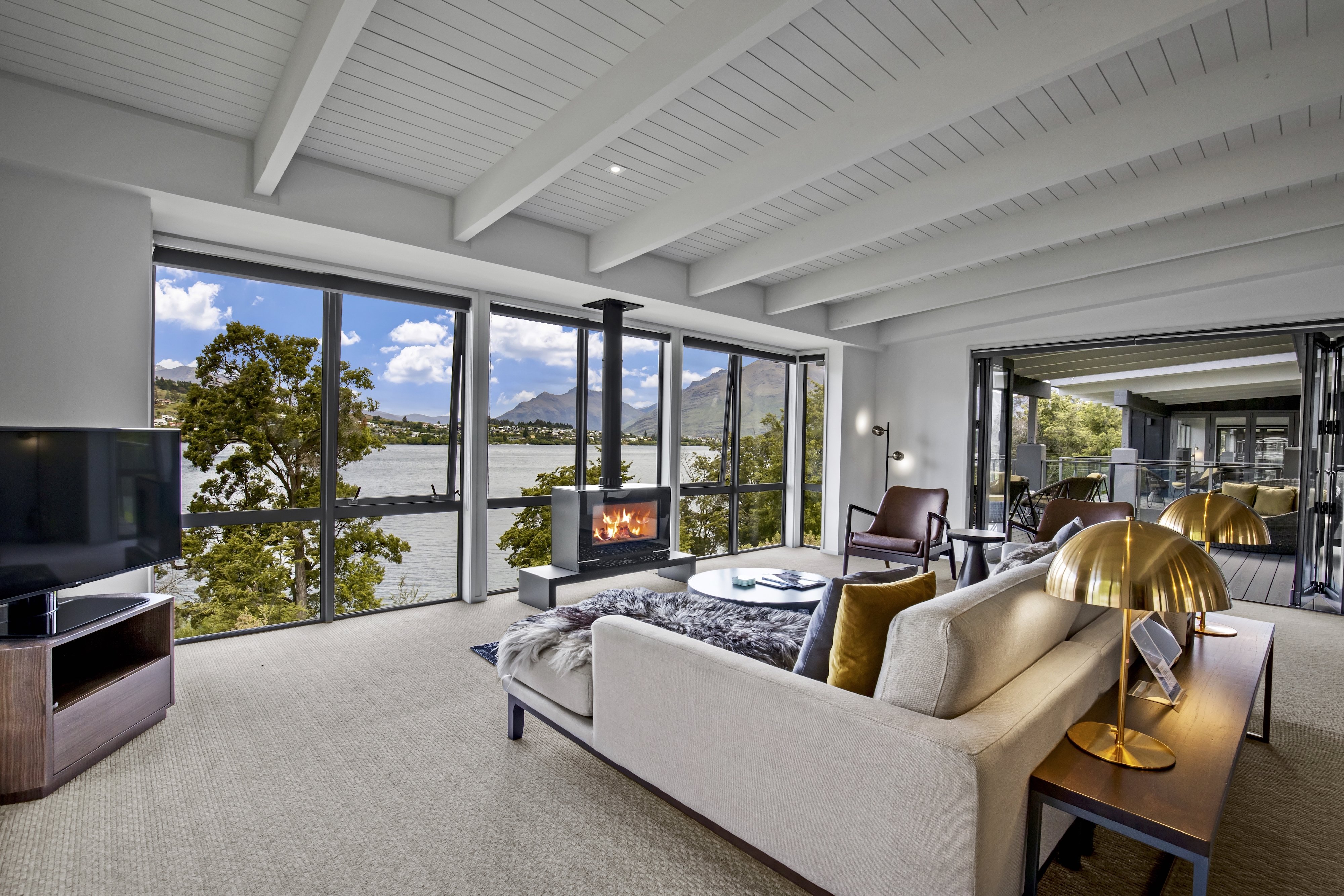 The Rees Hotel, Luxury Apartments & Lakeside Residences by null