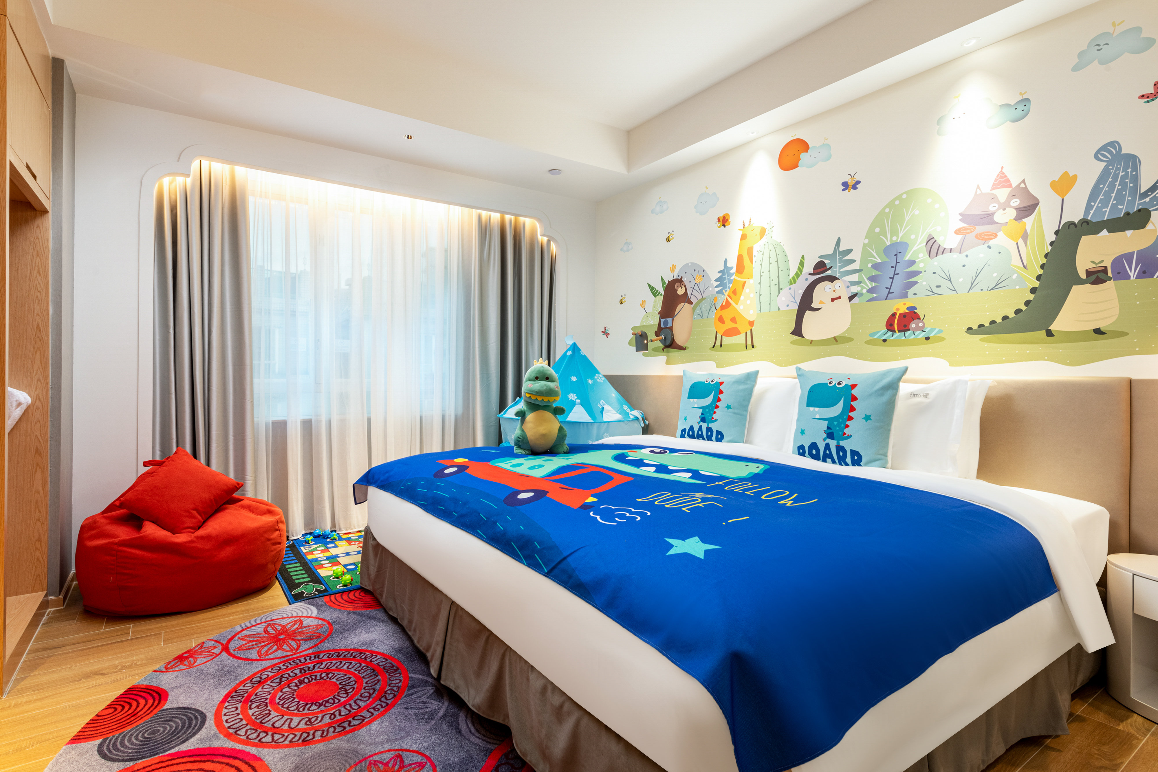 Sunny Holiday Inn by null