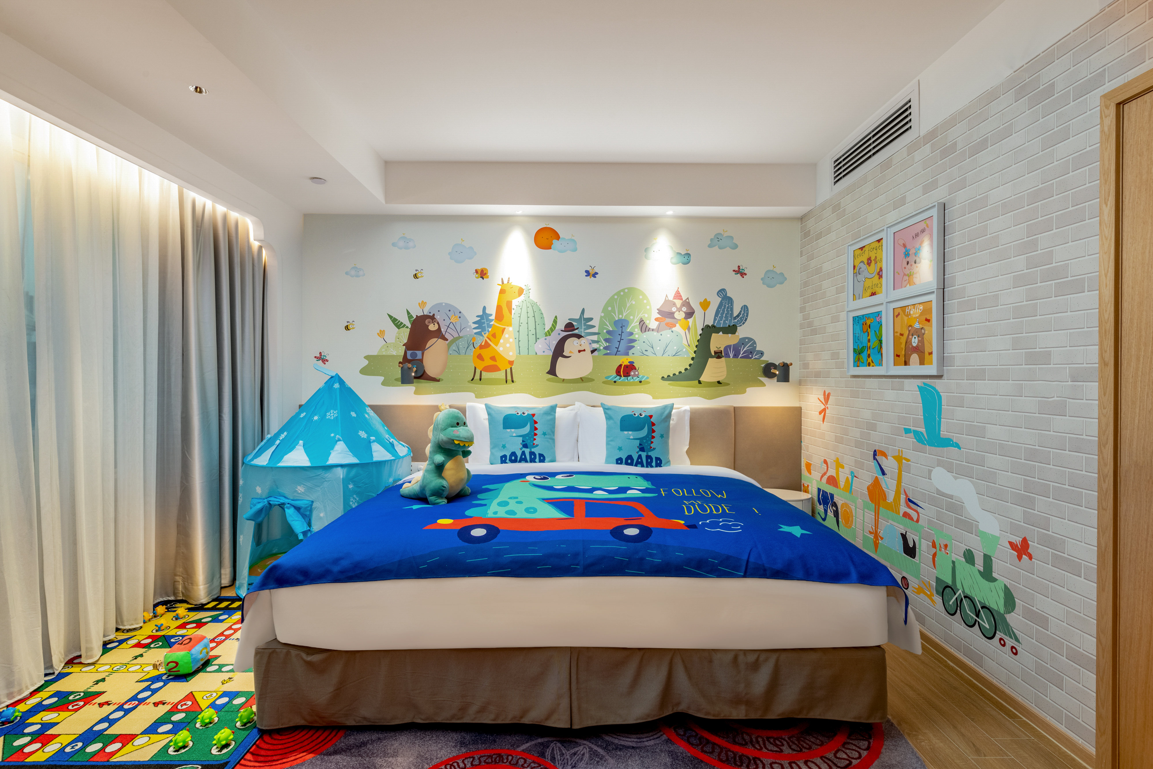 Sunny Holiday Inn by null
